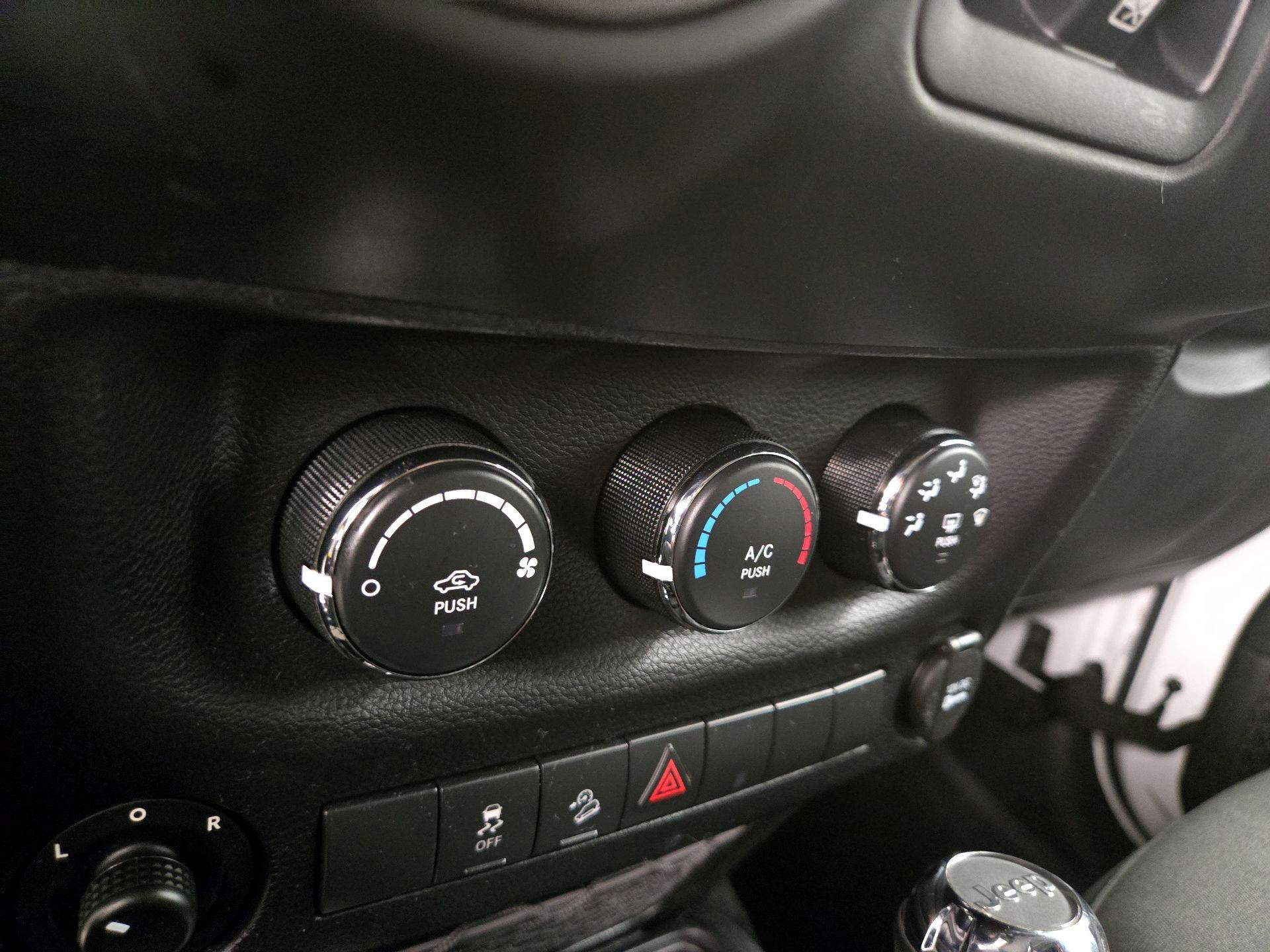 Thumbnail: 2016 Jeep Wrangler - 14