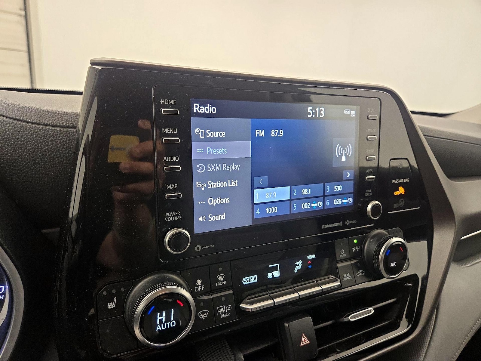2022 Toyota Highlander XLE - Photo 16