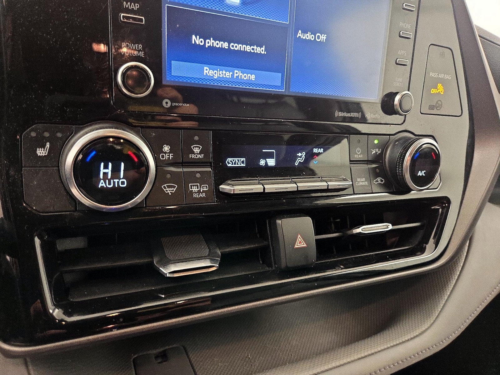 2022 Toyota Highlander XLE - Photo 17