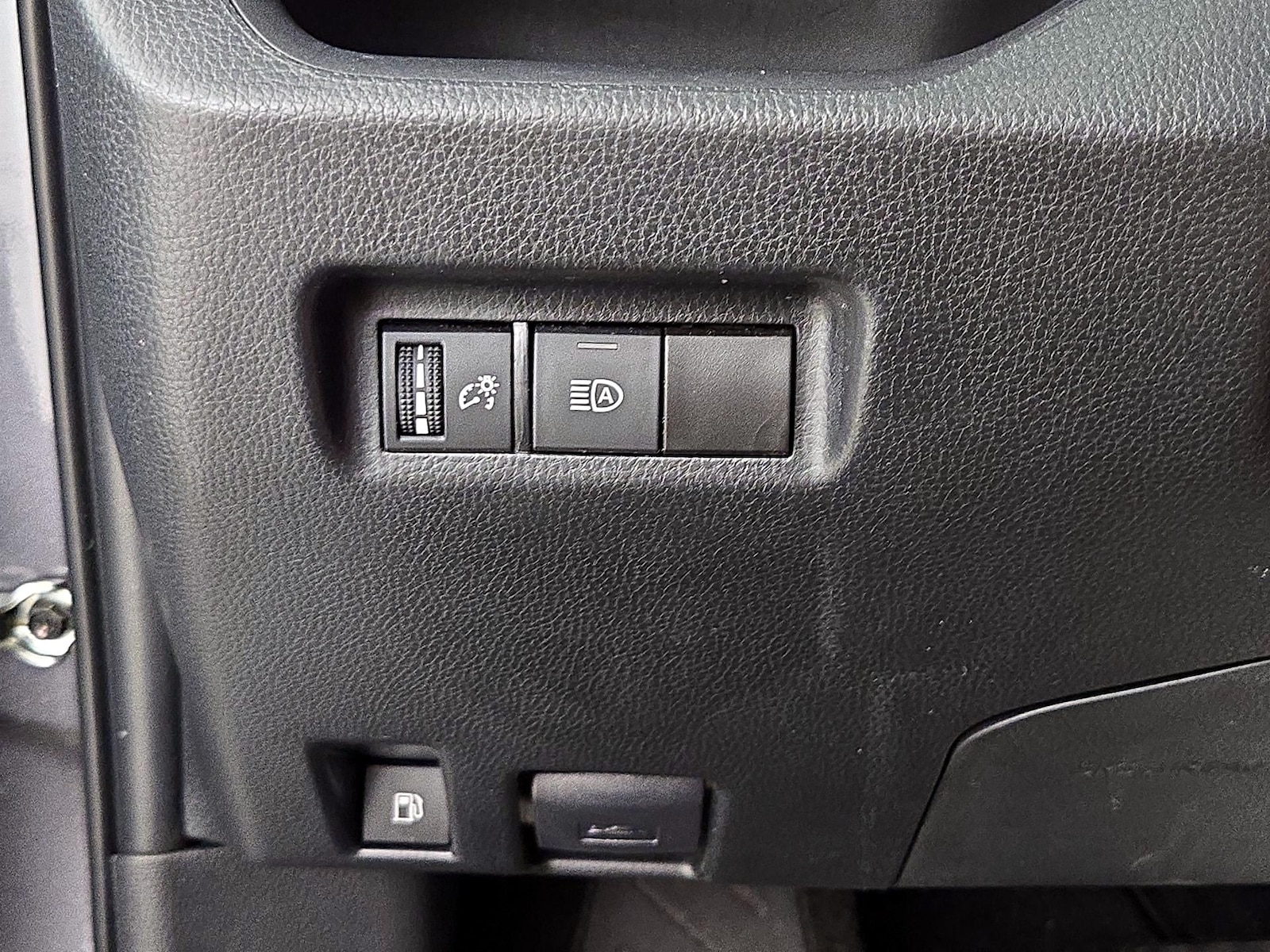 2024 Toyota RAV4 LE - Photo 14