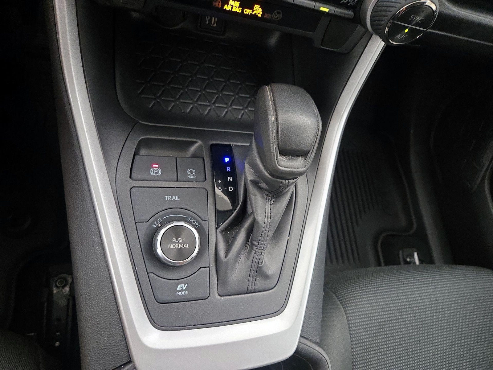 2024 Toyota RAV4 LE - Photo 19