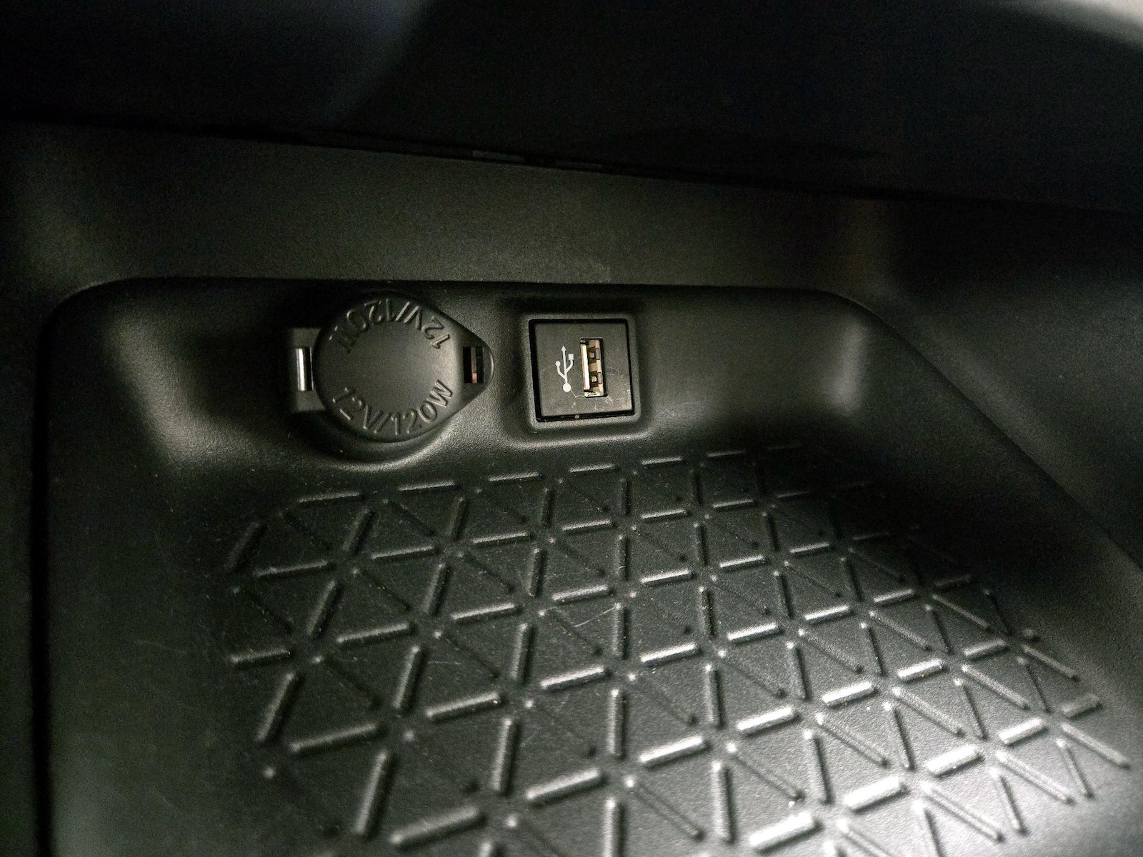 2024 Toyota RAV4 LE - Photo 20