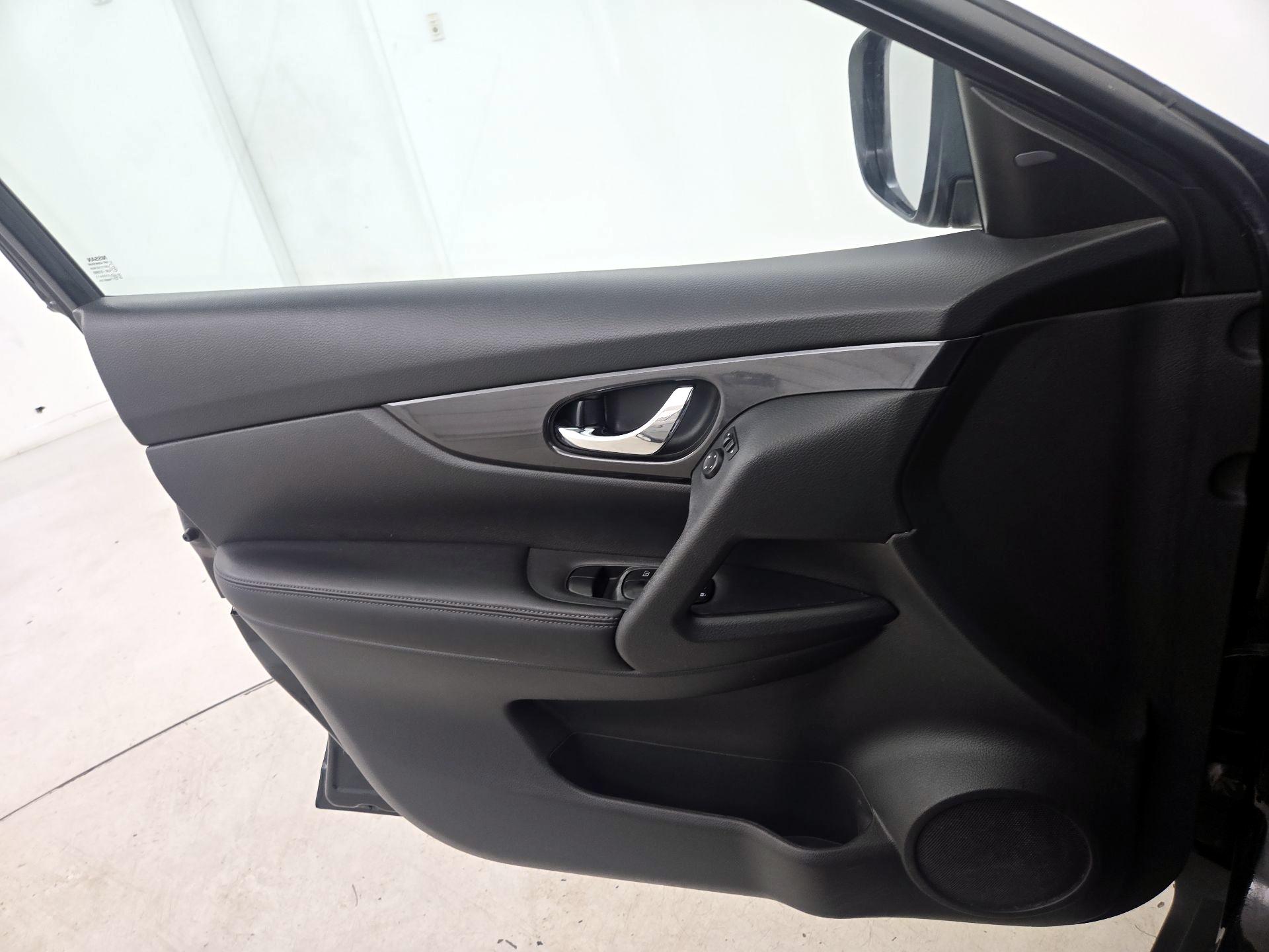Thumbnail: 2018 Nissan Rogue - 12