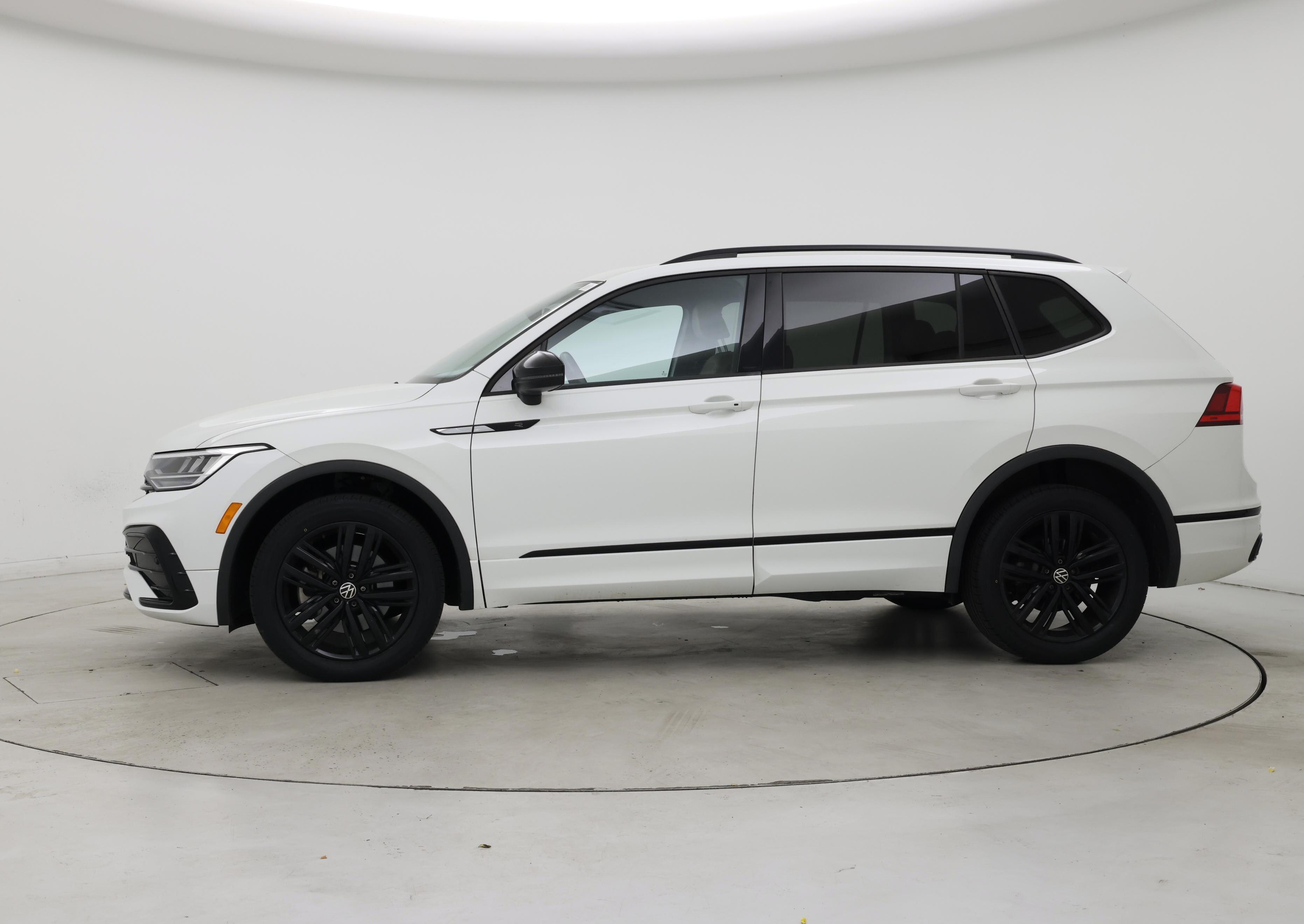 Thumbnail: 2022 Volkswagen Tiguan - 3