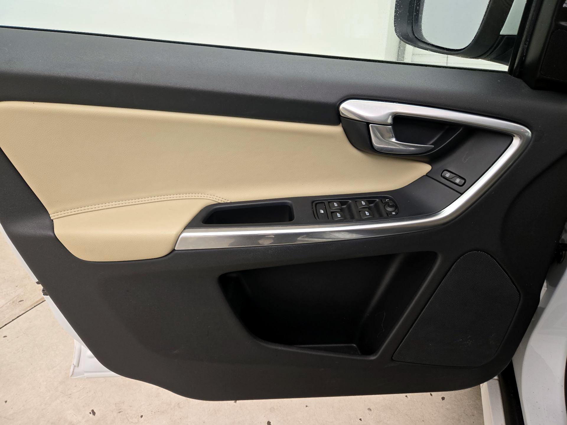 Thumbnail: 2016 Volvo XC60 - 12
