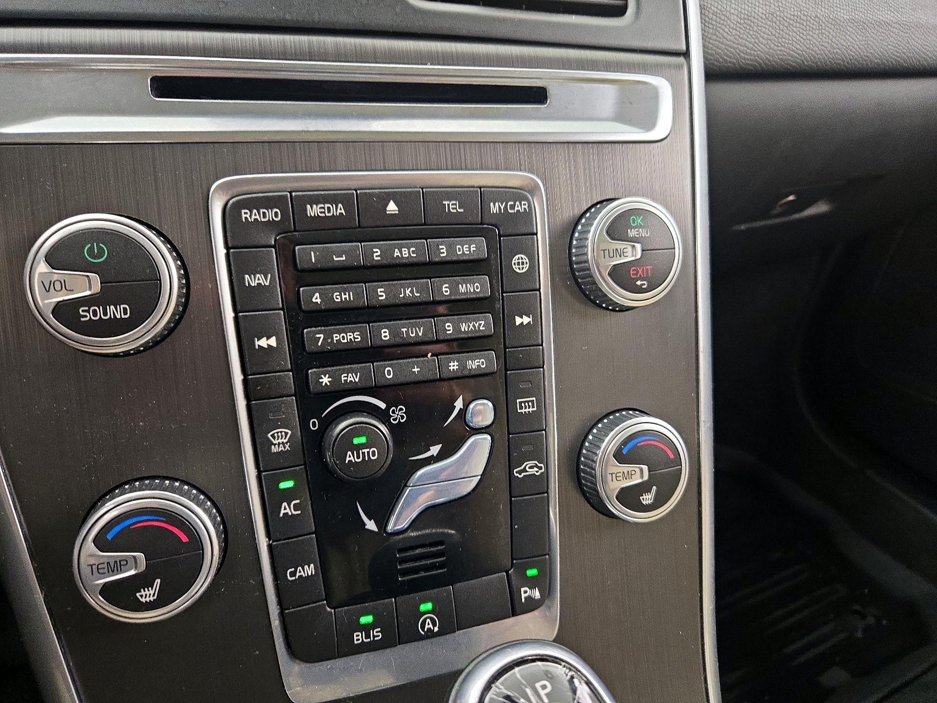 Thumbnail: 2016 Volvo XC60 - 15