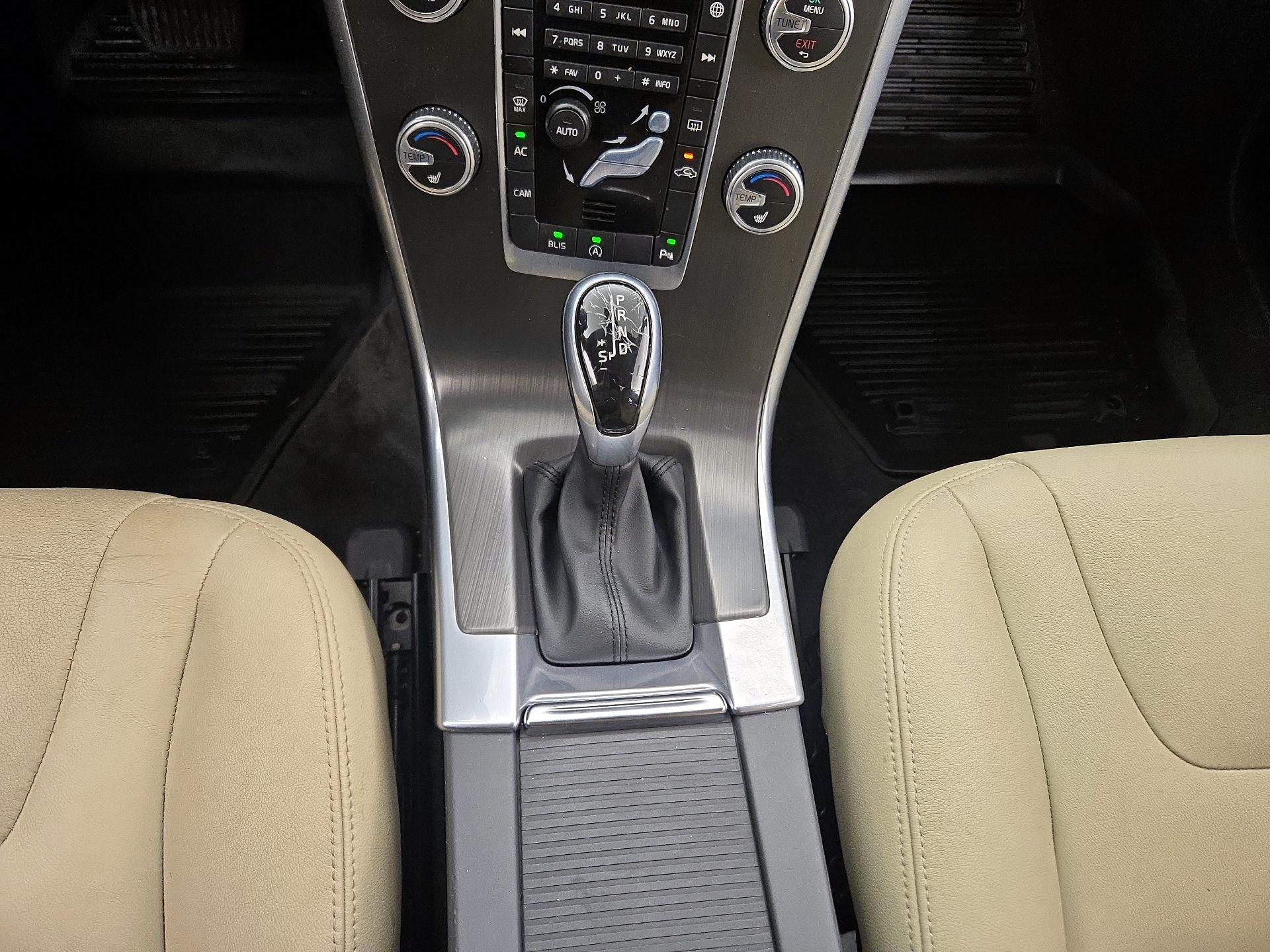 Thumbnail: 2016 Volvo XC60 - 16