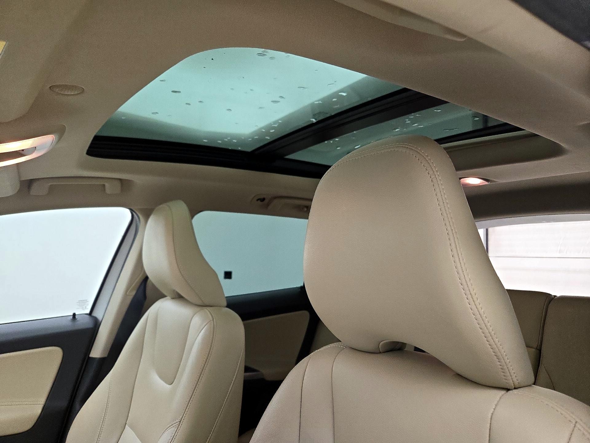 Thumbnail: 2016 Volvo XC60 - 17
