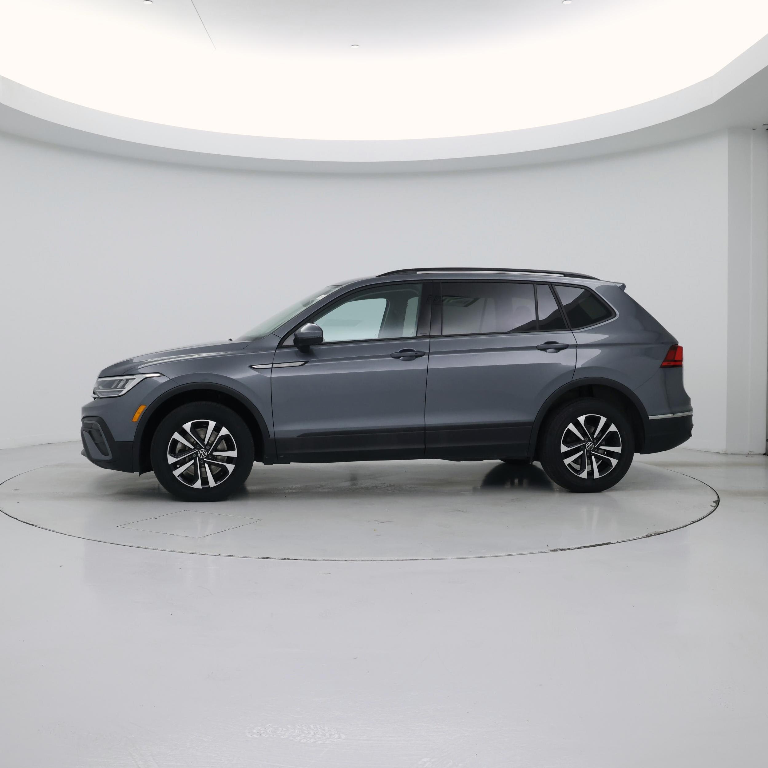 Thumbnail: 2023 Volkswagen Tiguan - 3