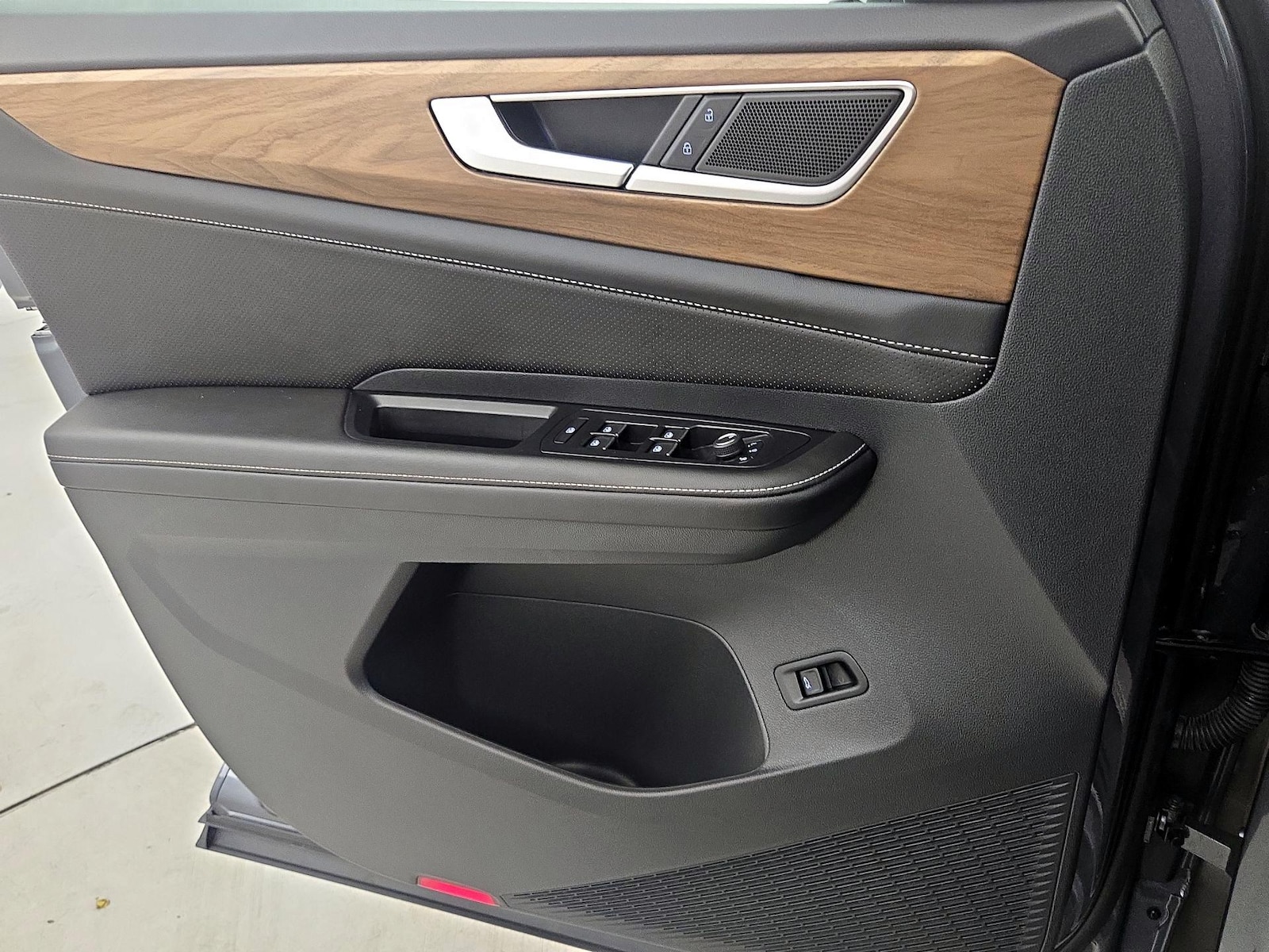 2025 Volkswagen Atlas SE w/Tech - Photo 13