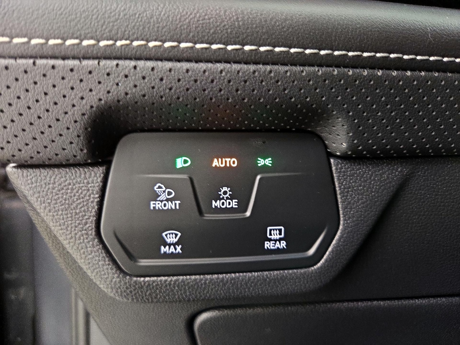 2025 Volkswagen Atlas SE w/Tech - Photo 14