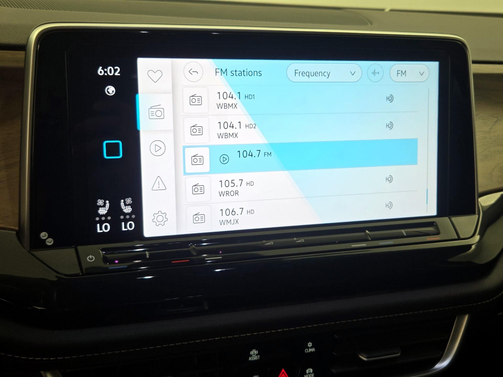2025 Volkswagen Atlas SE w/Tech - Photo 16