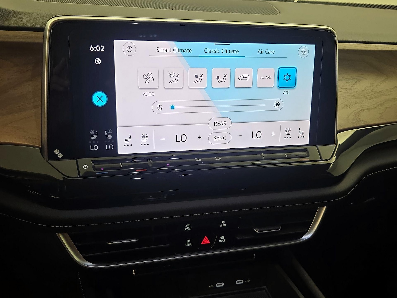 2025 Volkswagen Atlas SE w/Tech - Photo 17
