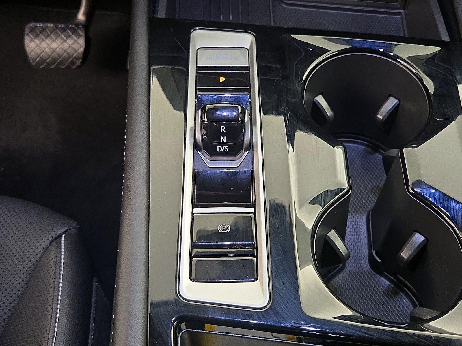 2025 Volkswagen Atlas SE w/Tech - Photo 18