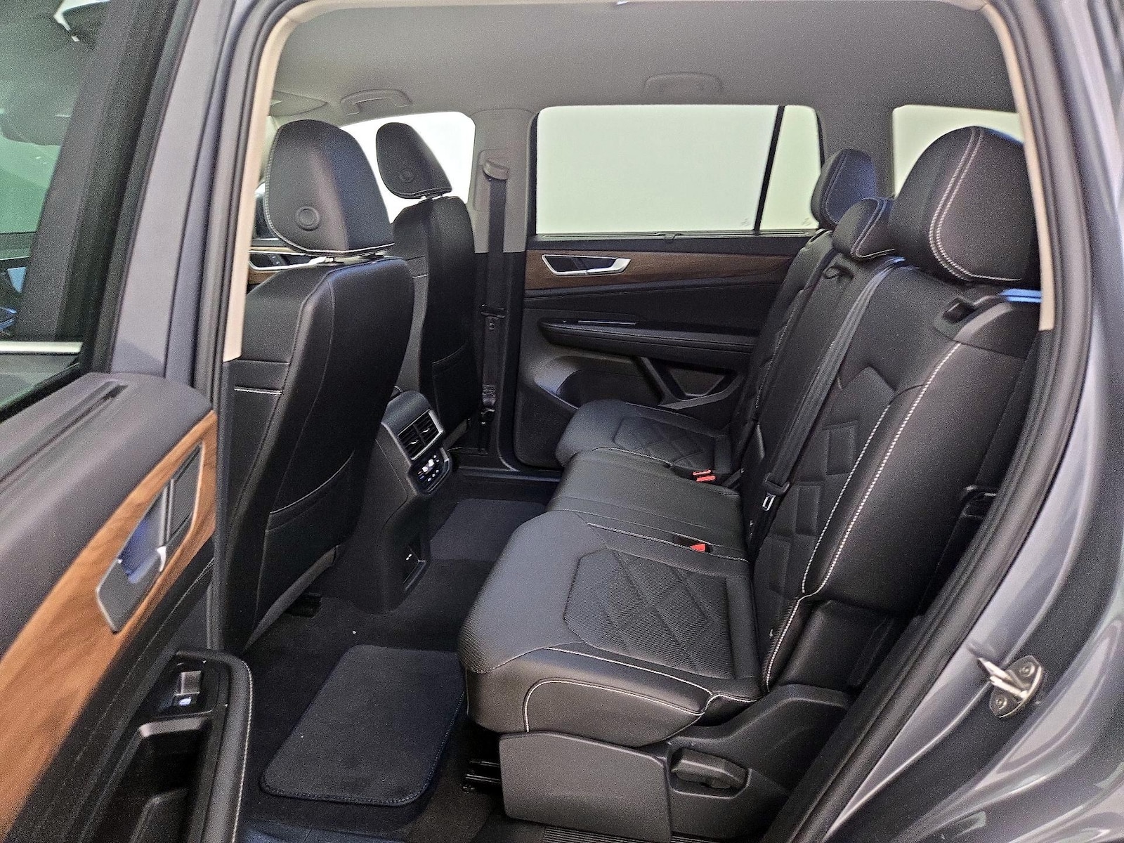 2025 Volkswagen Atlas SE w/Tech - Photo 20