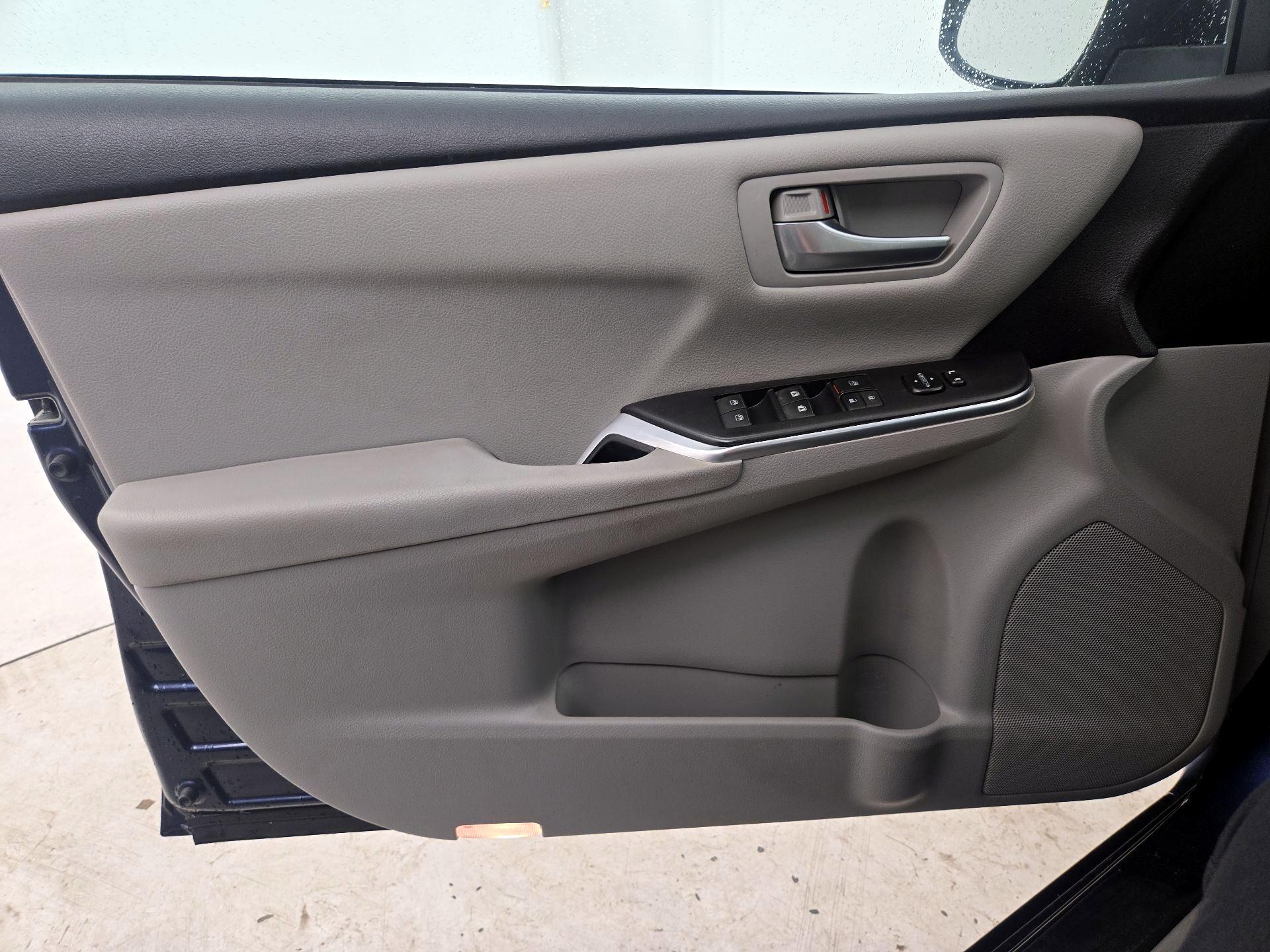 Thumbnail: 2017 Toyota Camry - 12