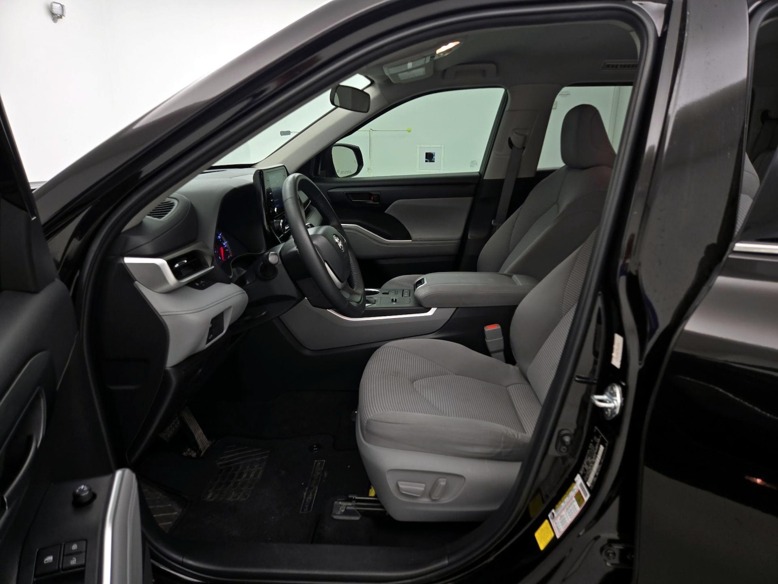 2022 Toyota Highlander LE - Photo 12