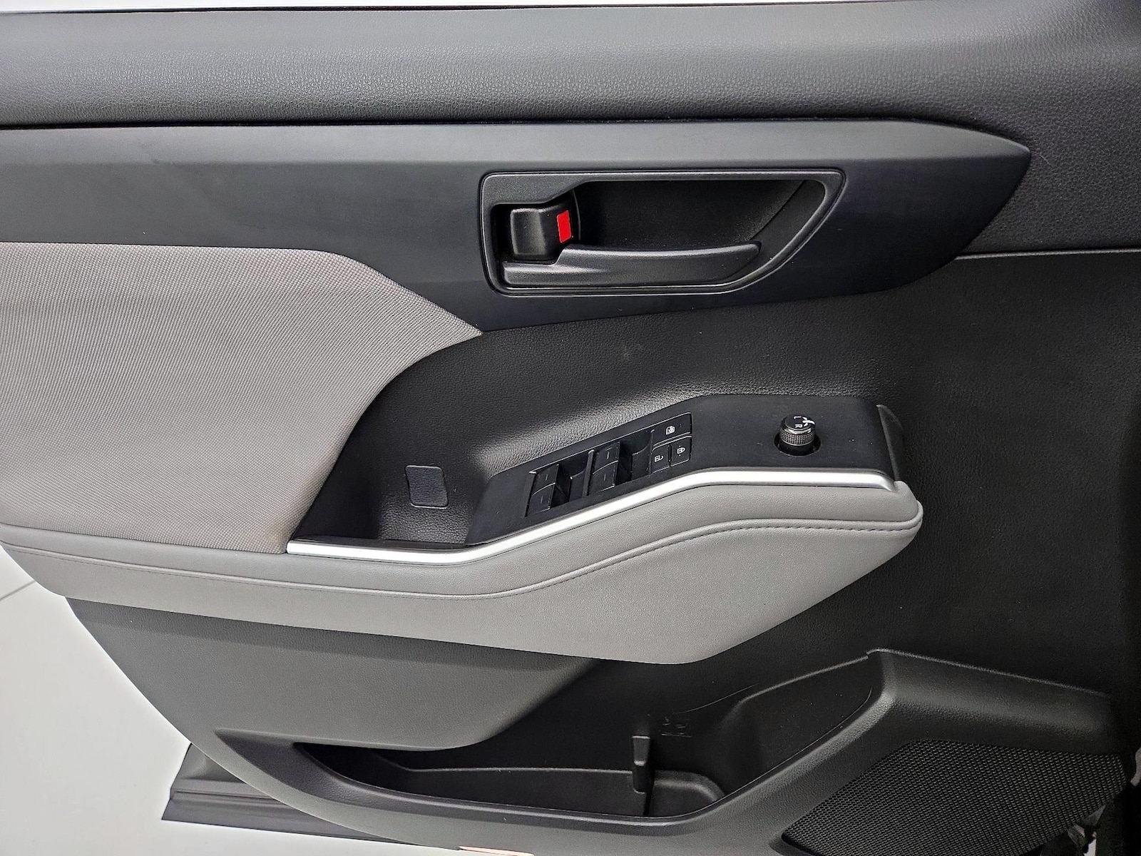 2022 Toyota Highlander LE - Photo 13