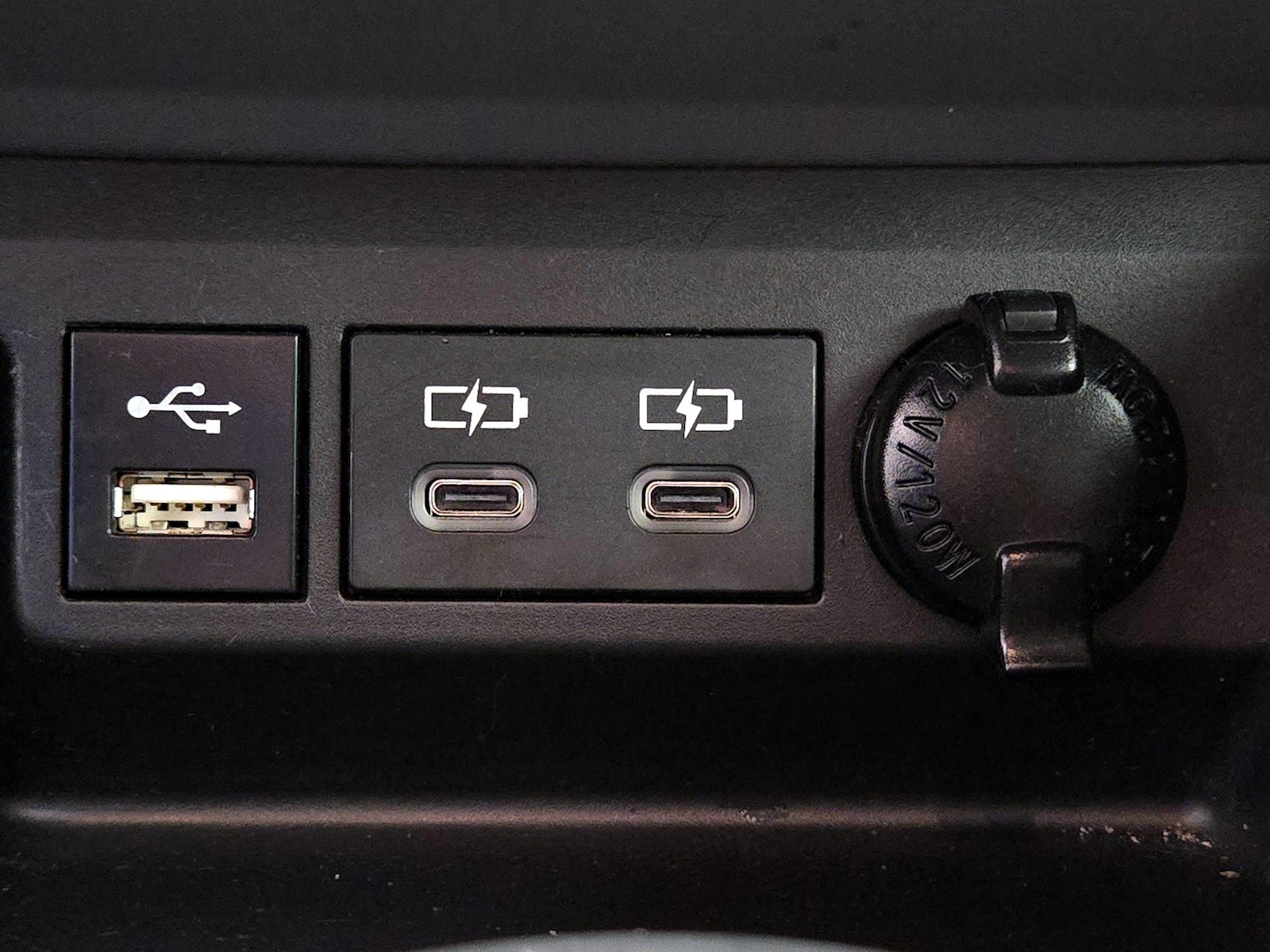 2022 Toyota Highlander LE - Photo 19