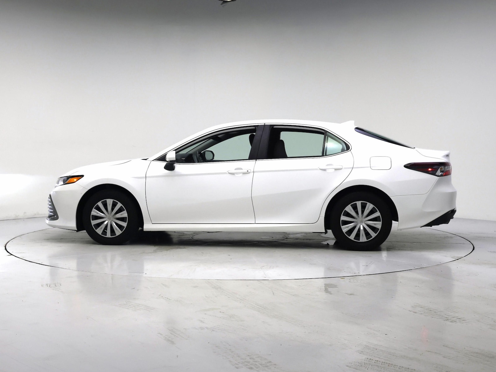 2023 Toyota Camry LE - Photo 4
