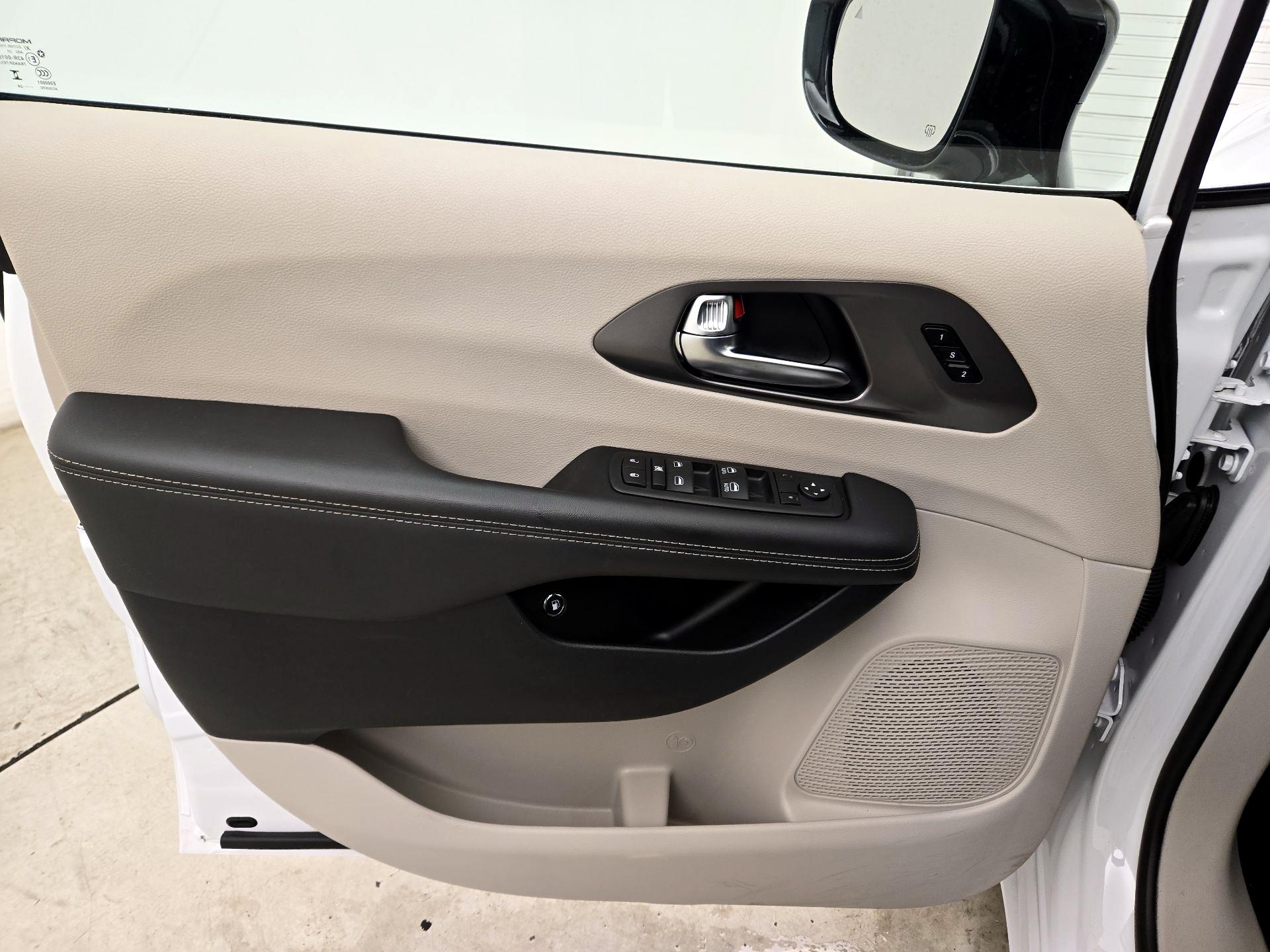 Thumbnail: 2024 Chrysler Pacifica - 12