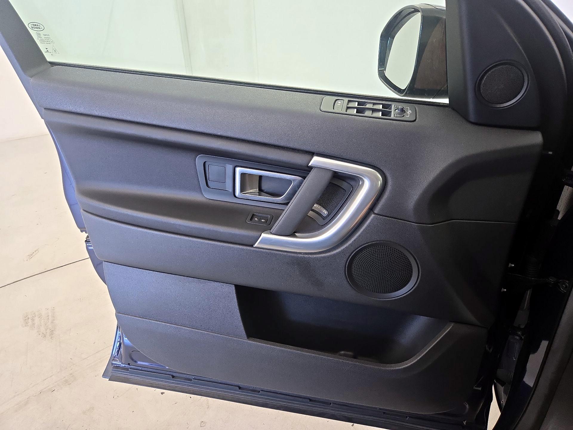 Thumbnail: 2019 Land Rover Discovery Sport - 12