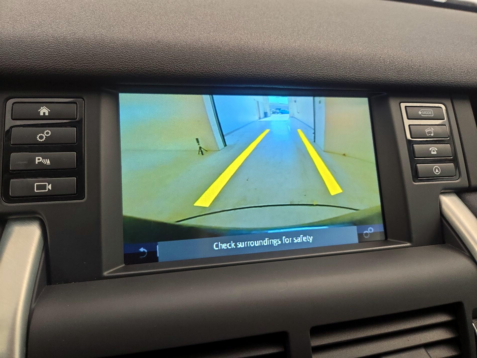 Thumbnail: 2019 Land Rover Discovery Sport - 14