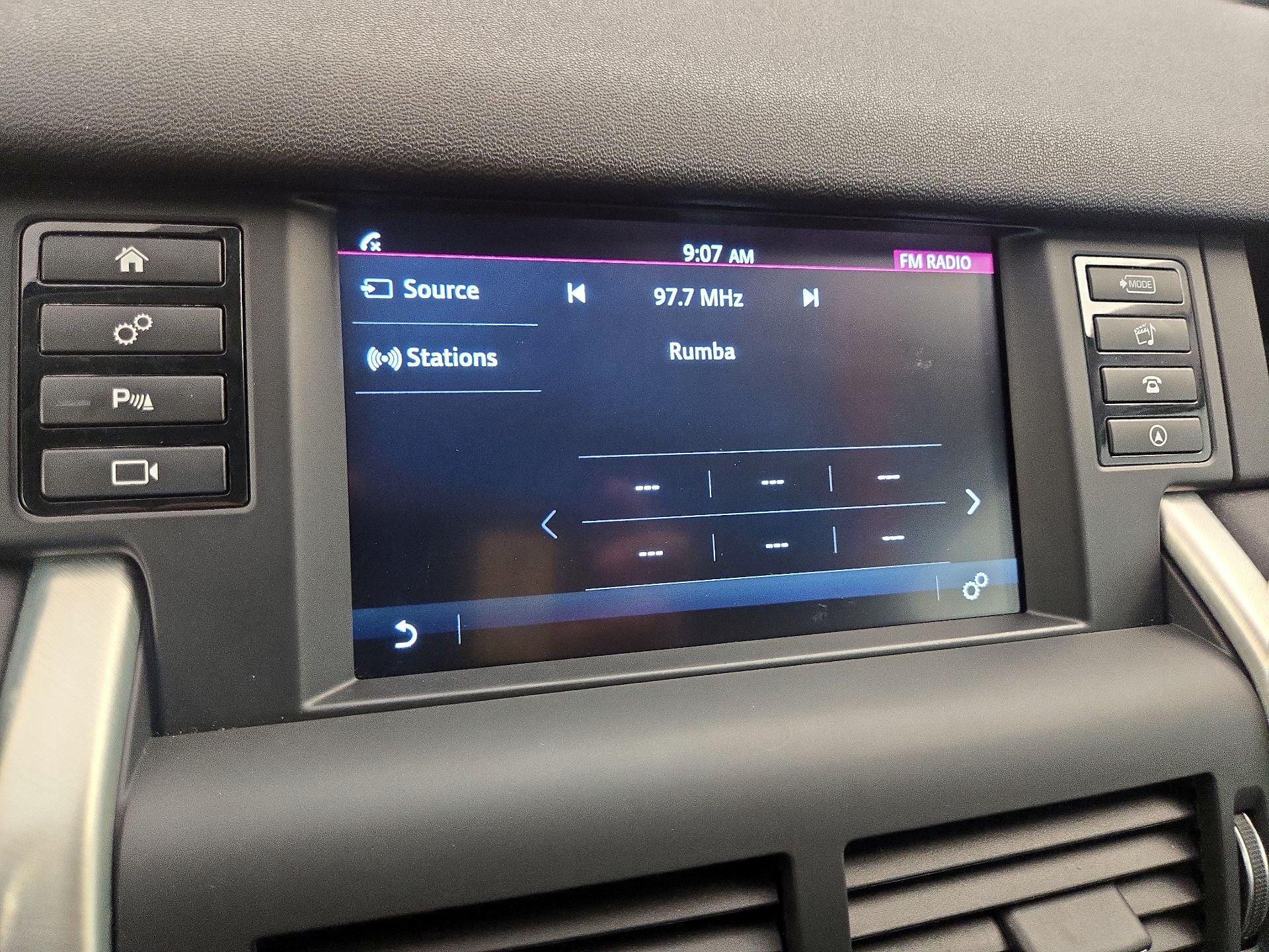 Thumbnail: 2019 Land Rover Discovery Sport - 15