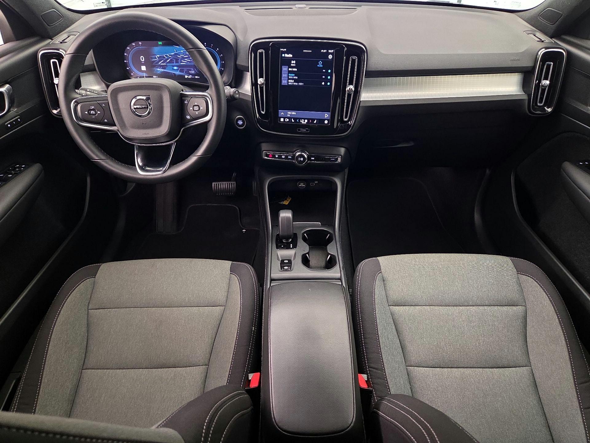 Thumbnail: 2023 Volvo XC40 - 9