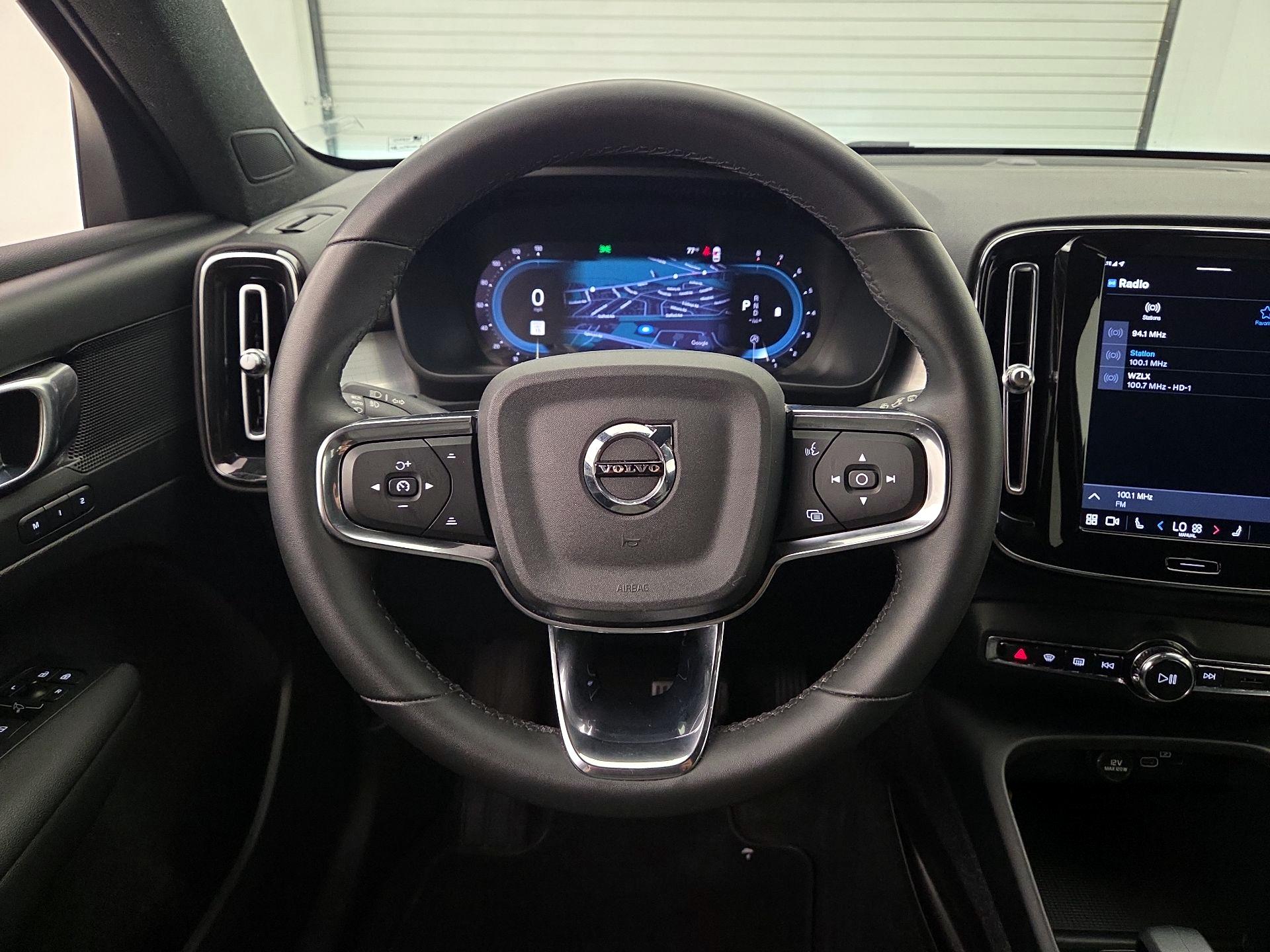 Thumbnail: 2023 Volvo XC40 - 10