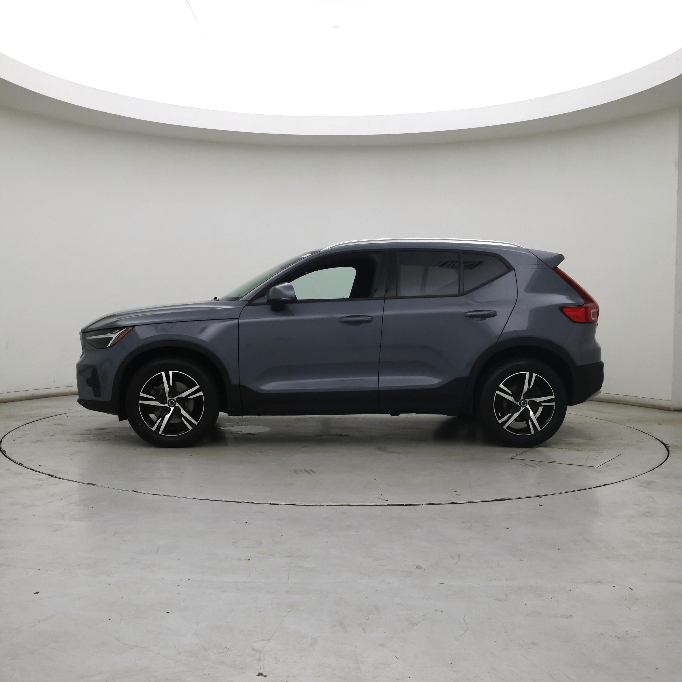 Thumbnail: 2023 Volvo XC40 - 3