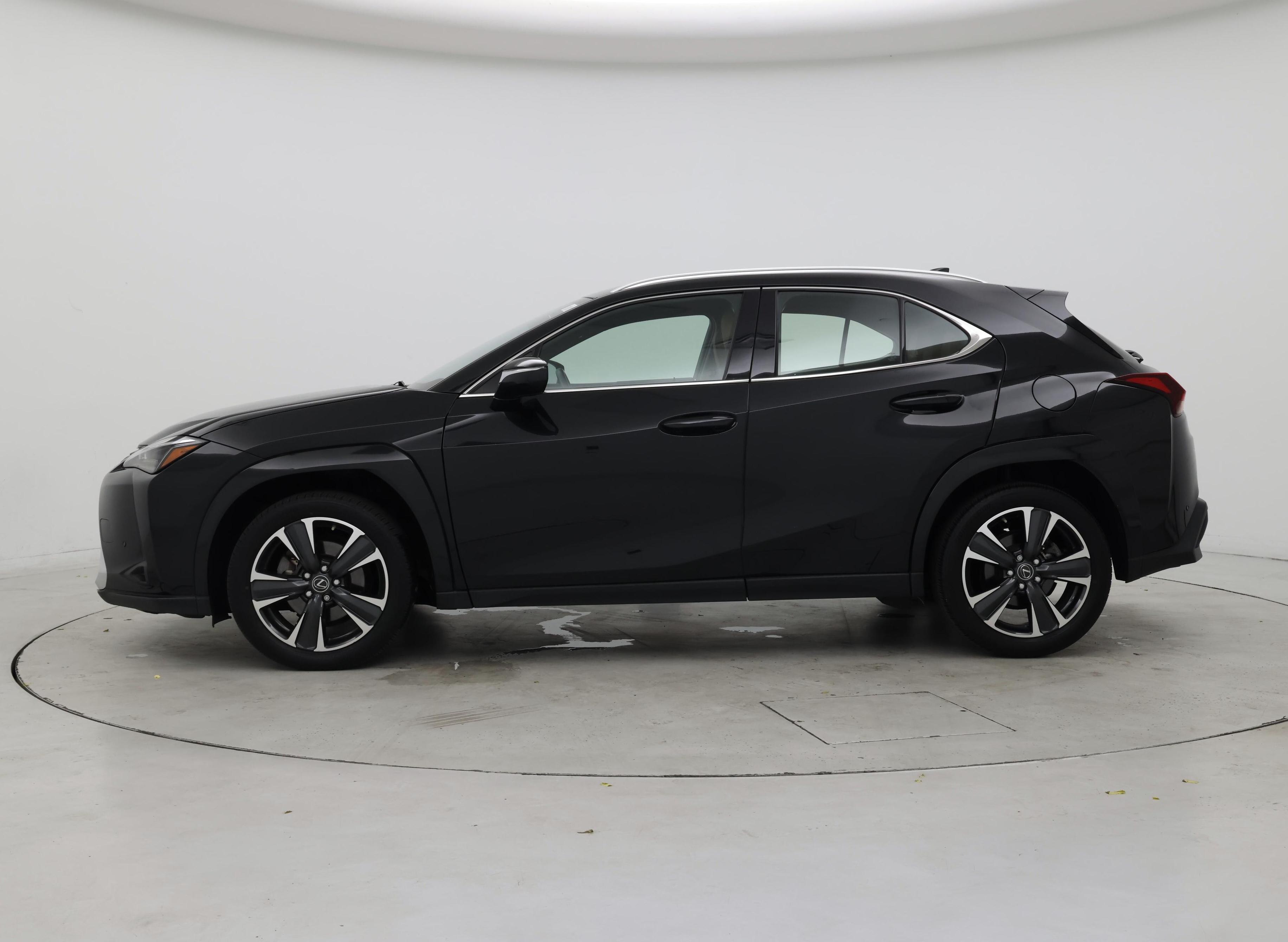 Thumbnail: 2023 Lexus UX - 3
