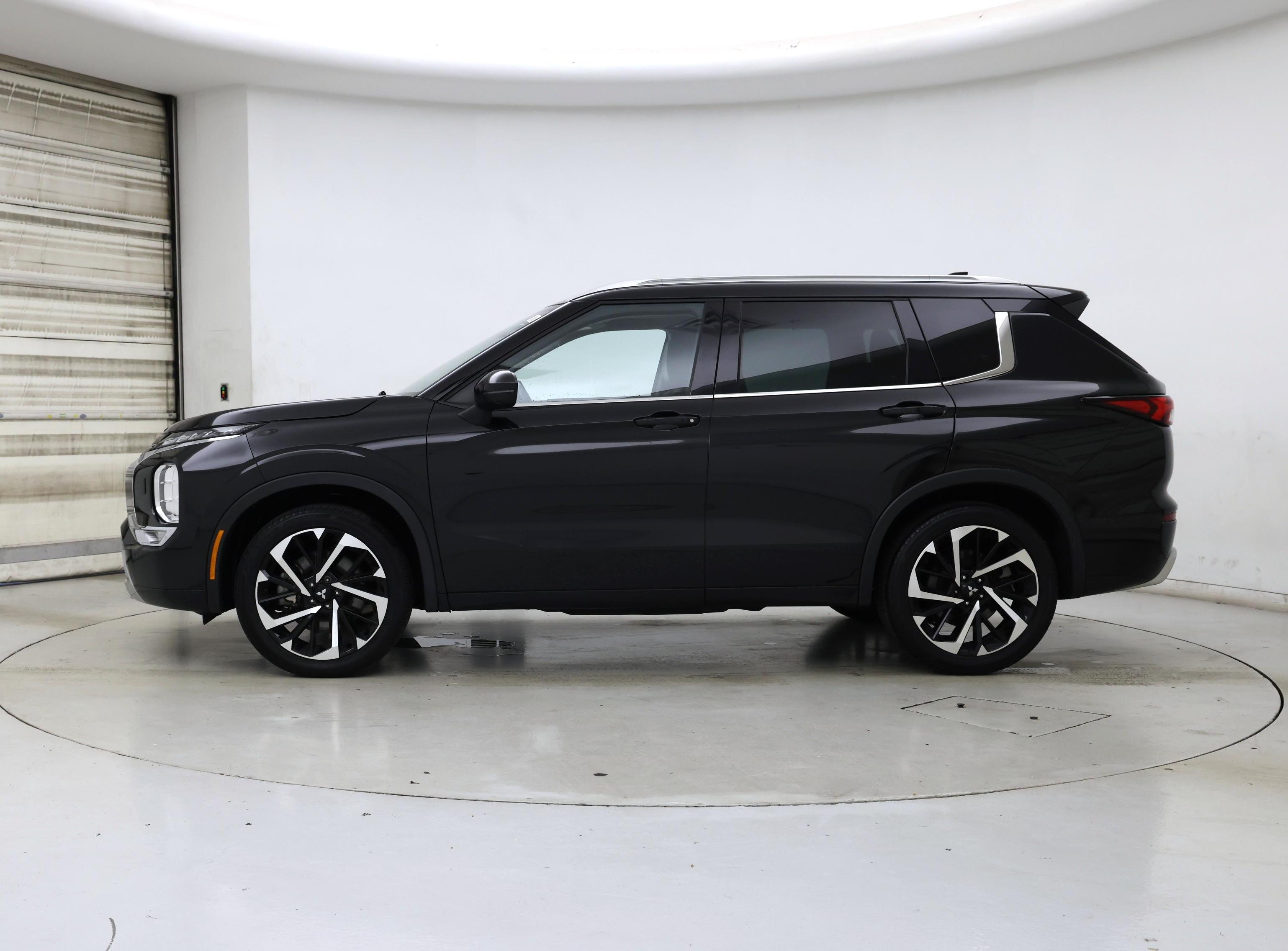 Thumbnail: 2023 Mitsubishi Outlander - 3