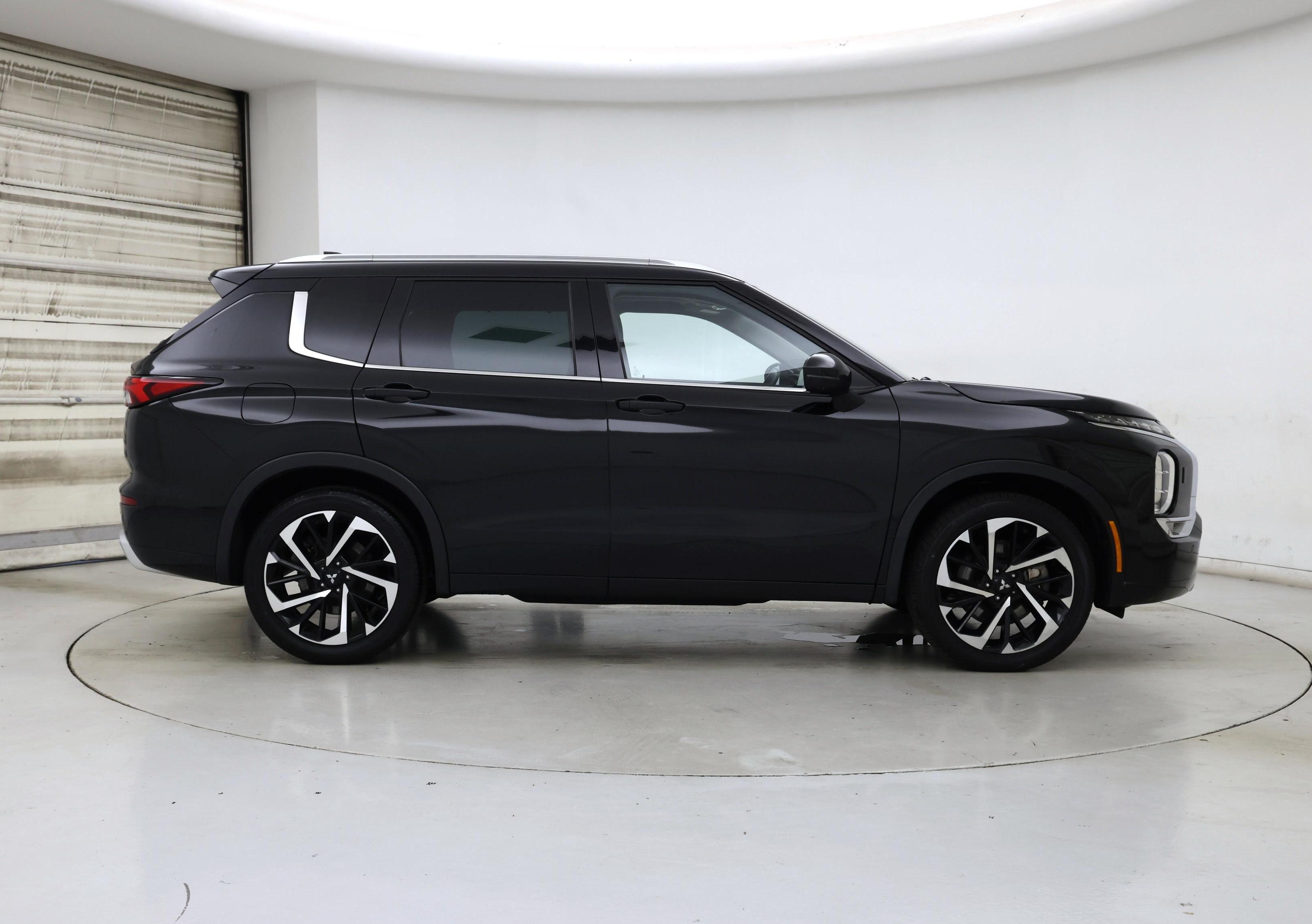 Thumbnail: 2023 Mitsubishi Outlander - 7