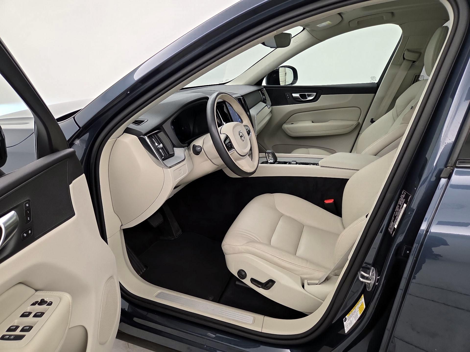 Thumbnail: 2025 Volvo XC60 - 11