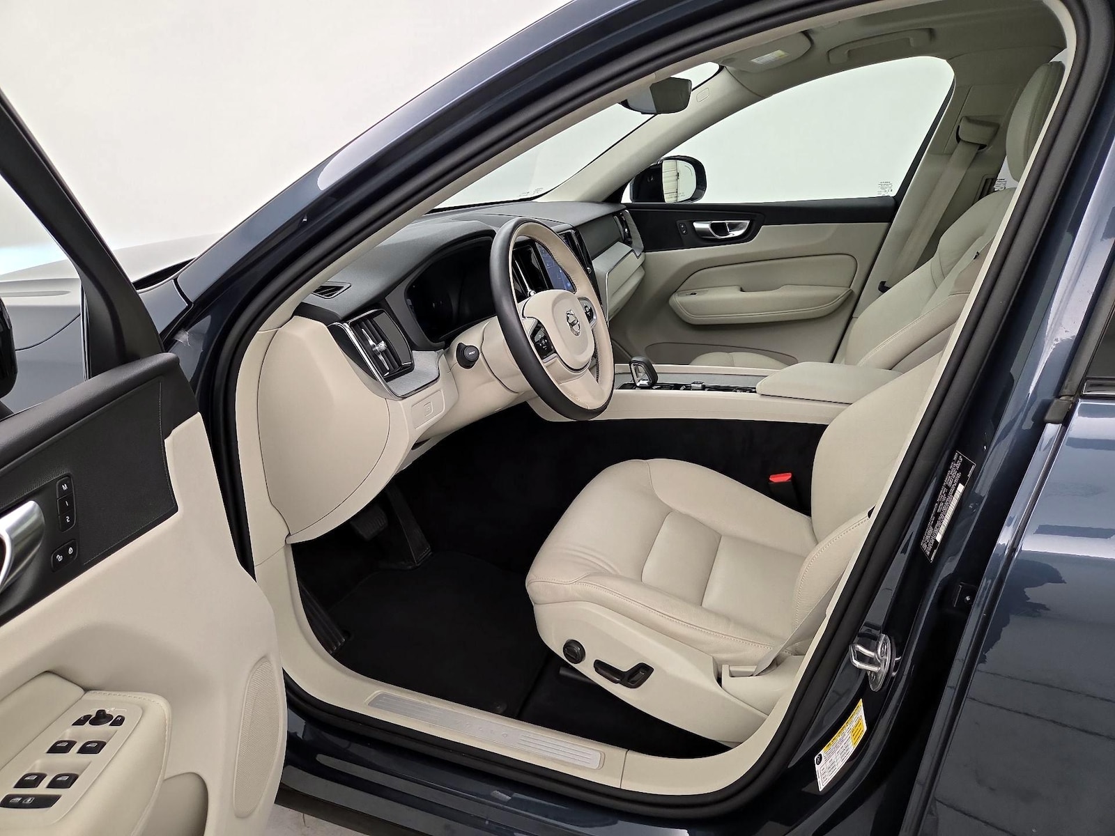 2025 Volvo XC60 Plus - Photo 12