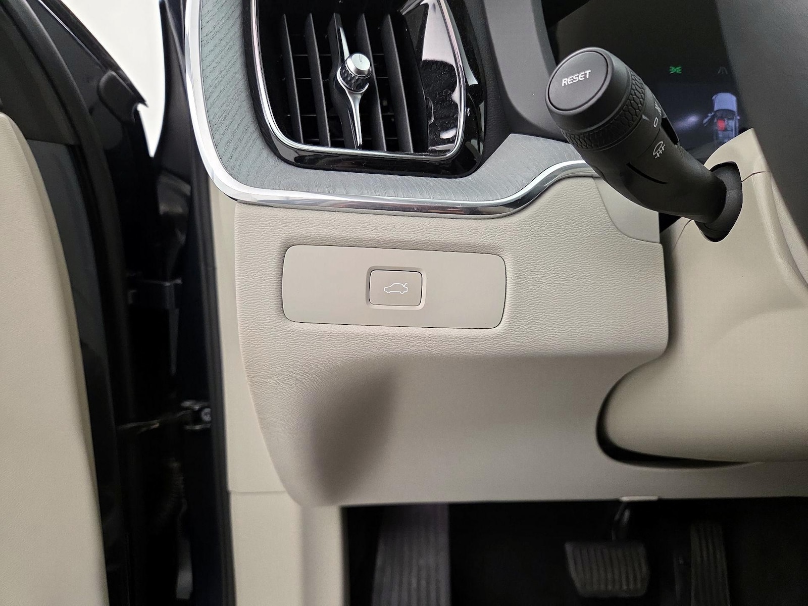 2025 Volvo XC60 Plus - Photo 14