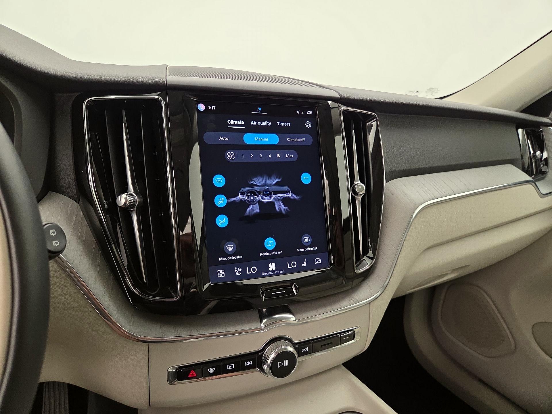Thumbnail: 2025 Volvo XC60 - 17