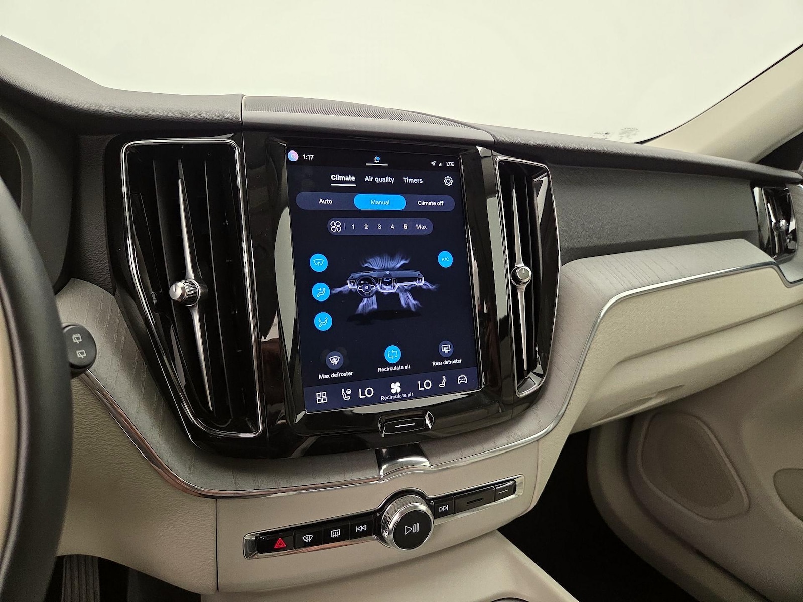 2025 Volvo XC60 Plus - Photo 18