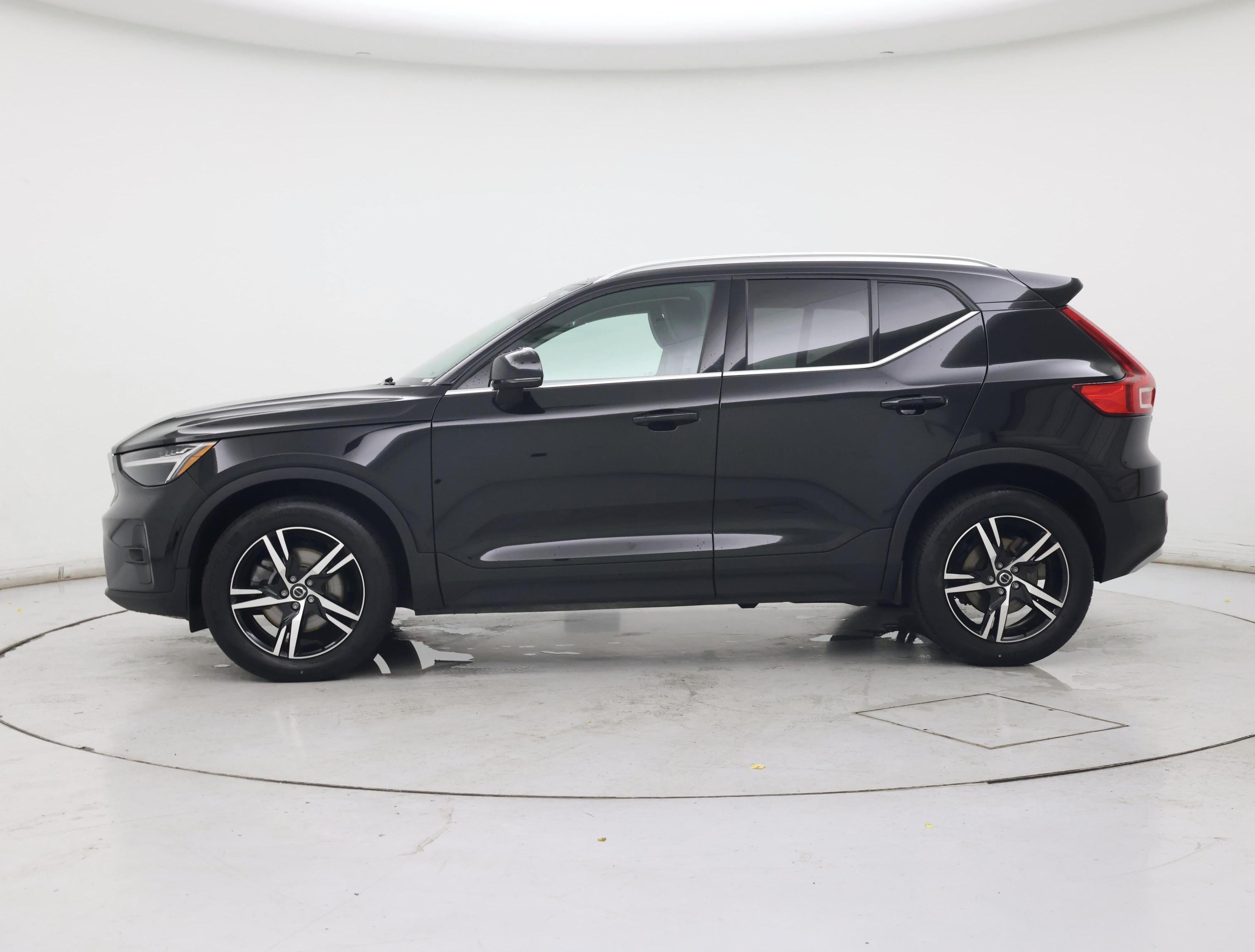 Thumbnail: 2023 Volvo XC40 - 3