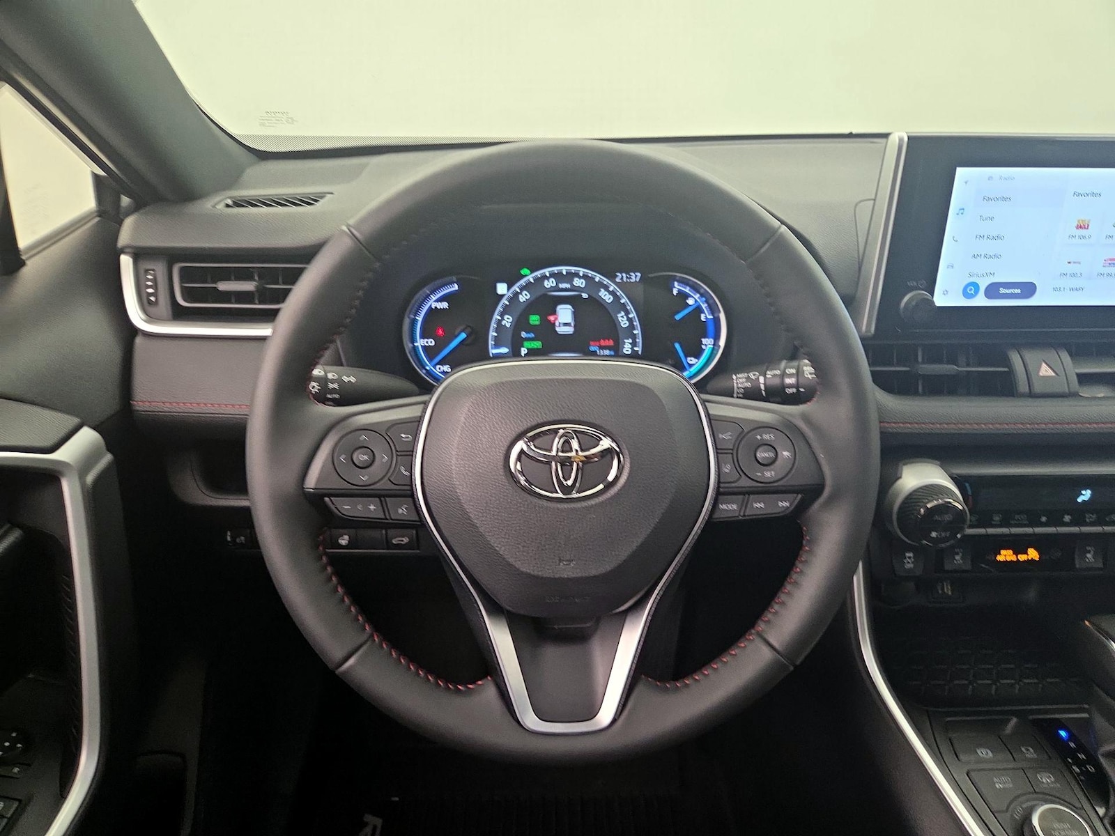 2024 Toyota RAV4 SE - Photo 11