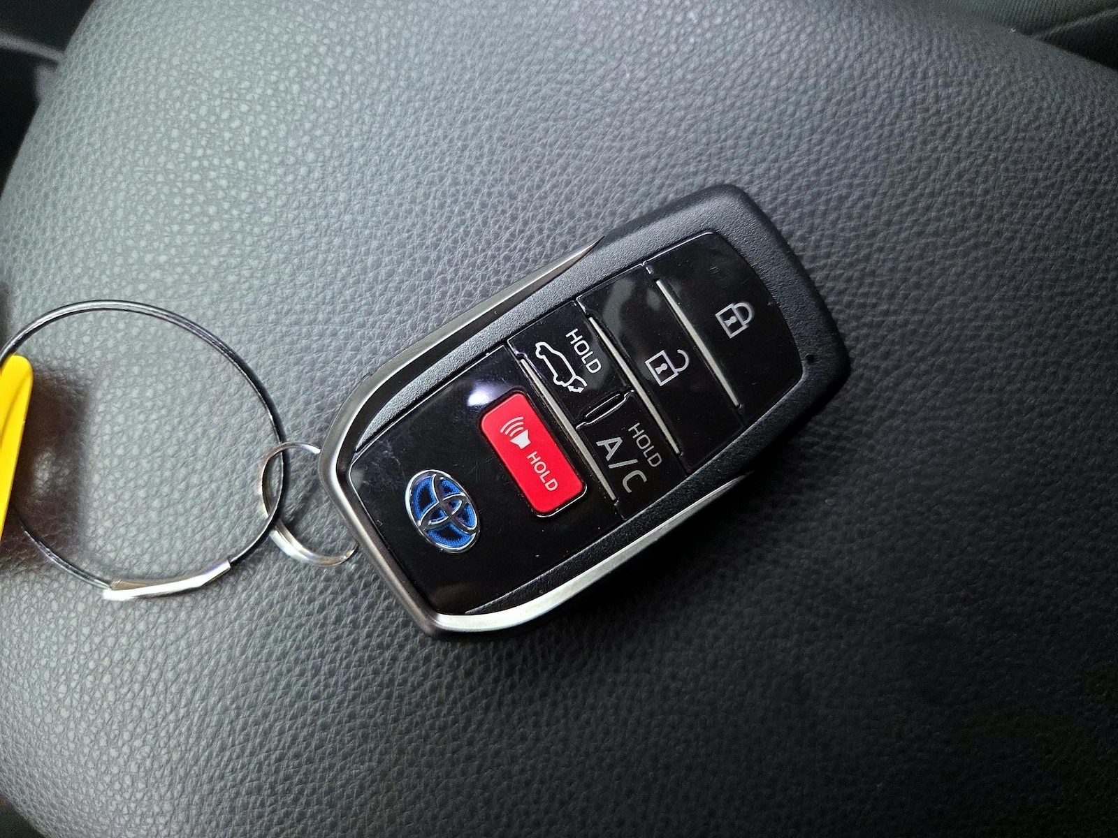 2024 Toyota RAV4 SE - Photo 24