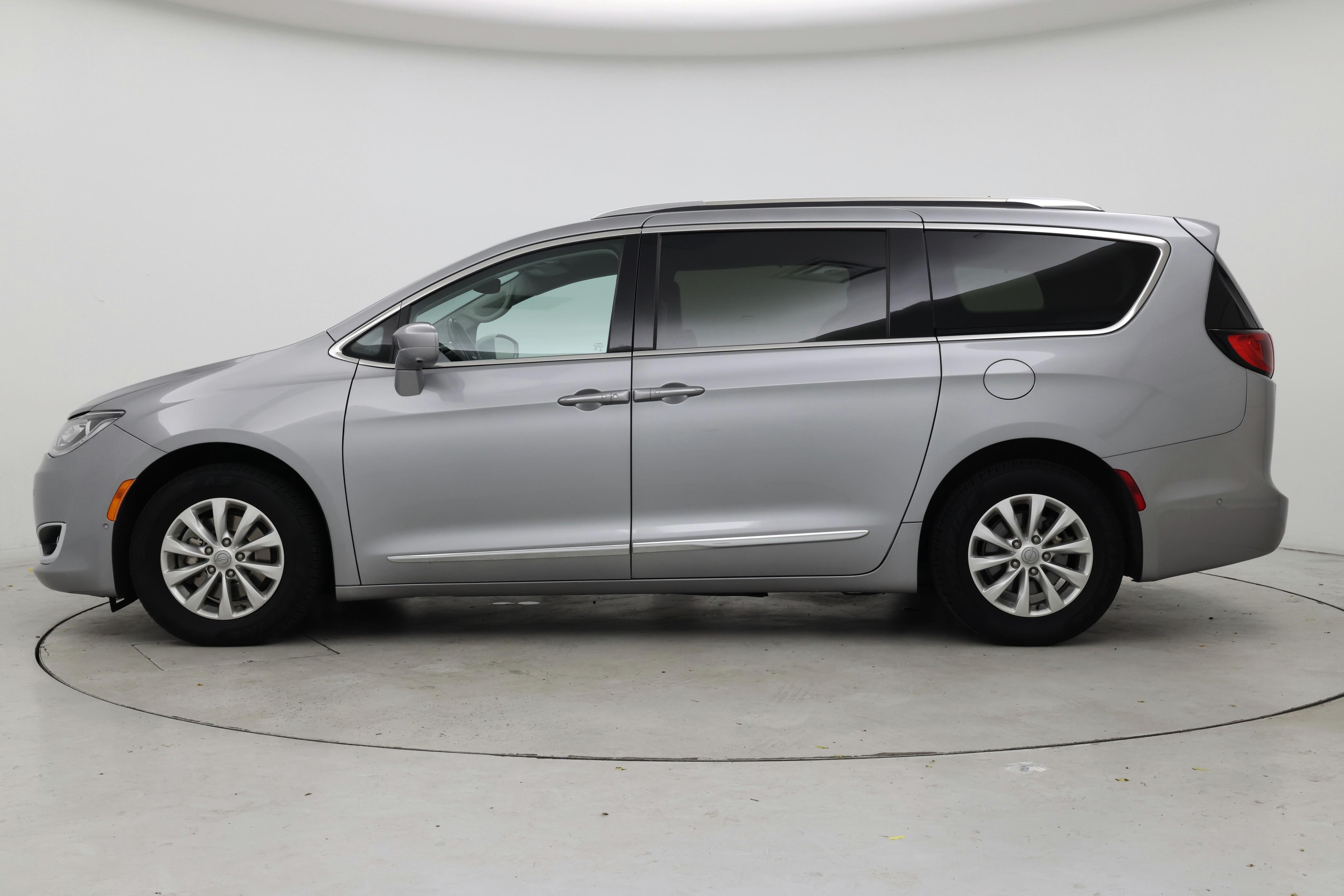 Thumbnail: 2019 Chrysler Pacifica - 3