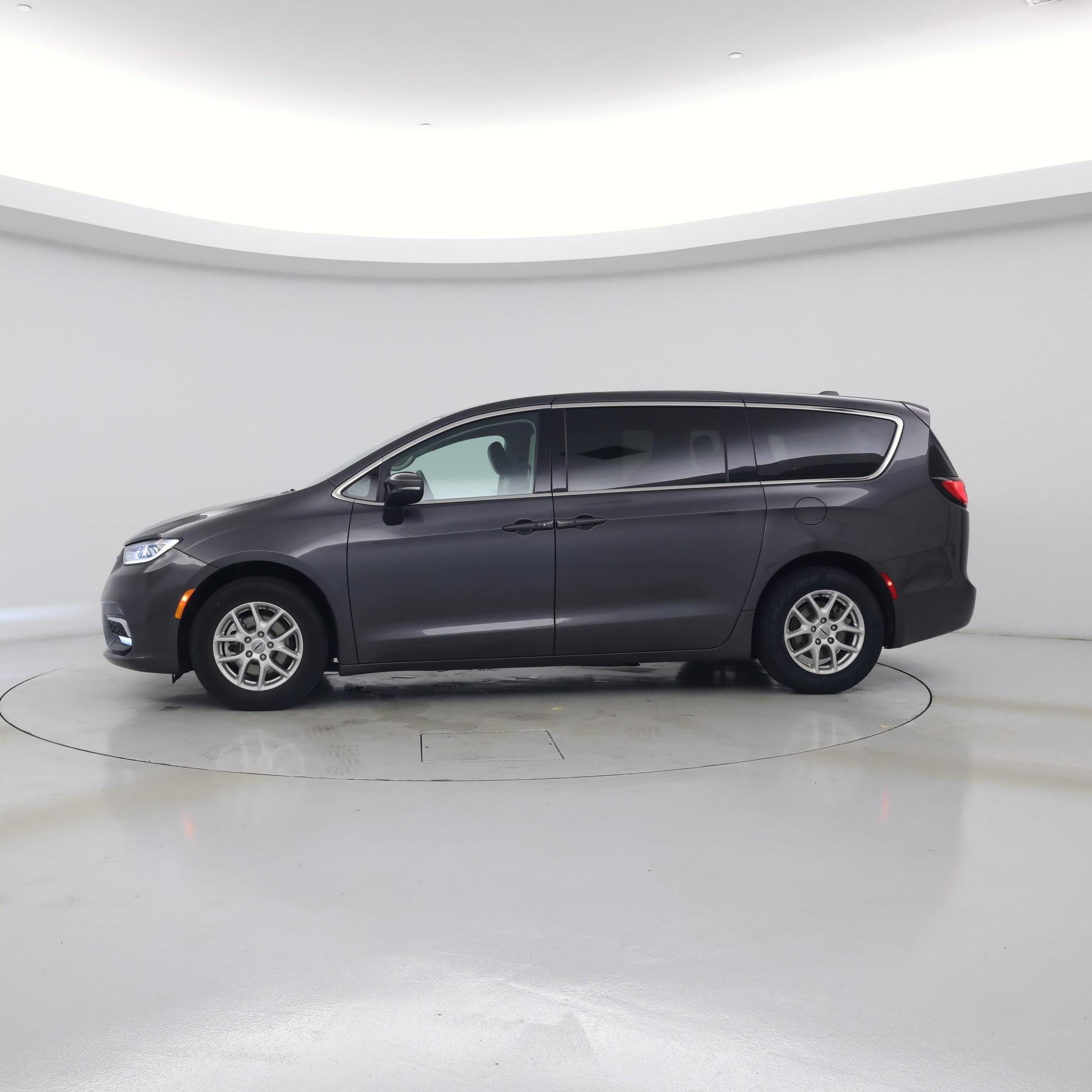 Thumbnail: 2023 Chrysler Pacifica - 3
