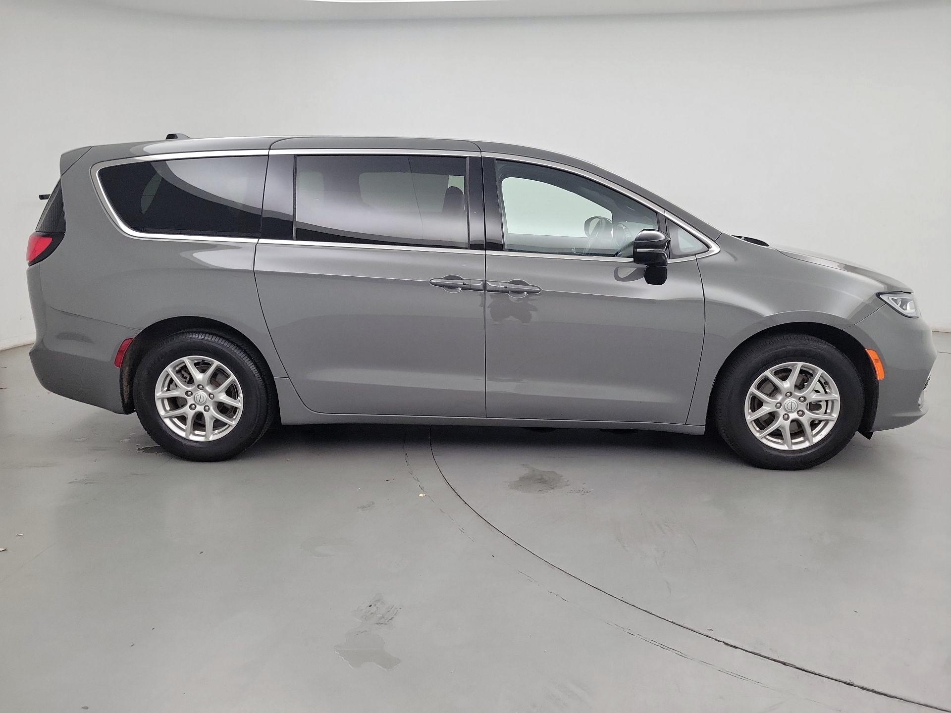 Thumbnail: 2025 Chrysler Pacifica - 4