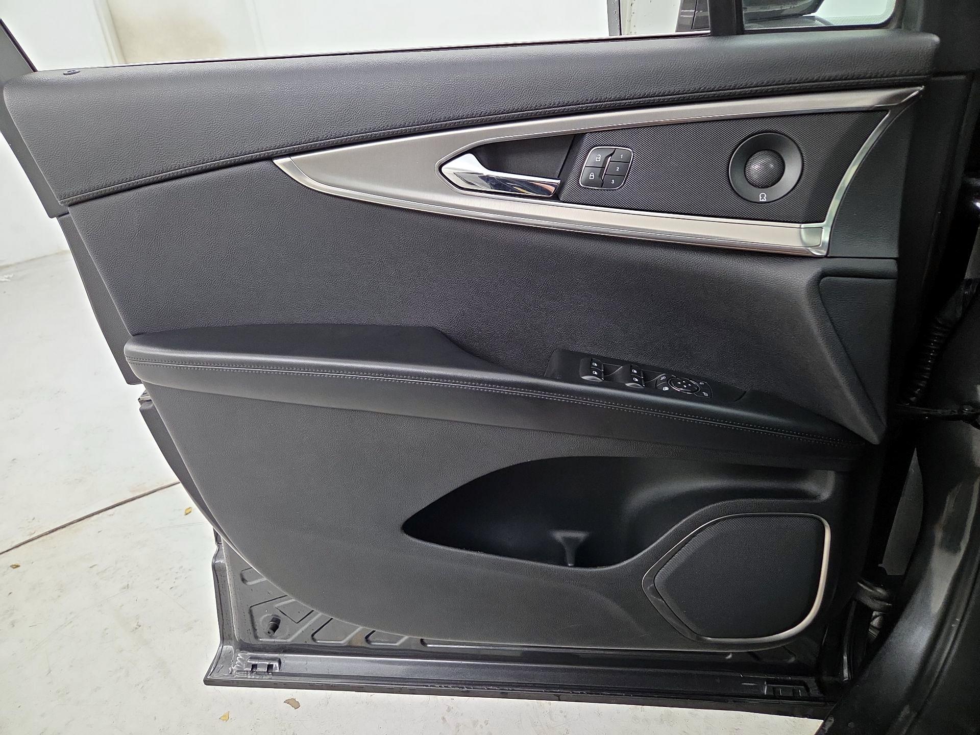 Thumbnail: 2020 Lincoln Nautilus - 12