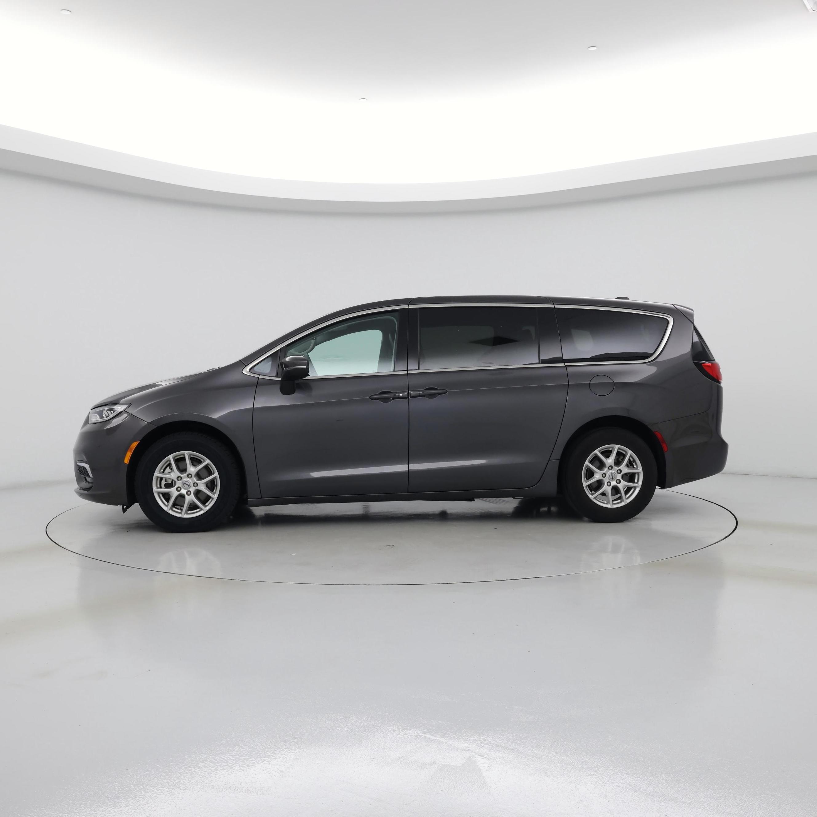 Thumbnail: 2023 Chrysler Pacifica - 3