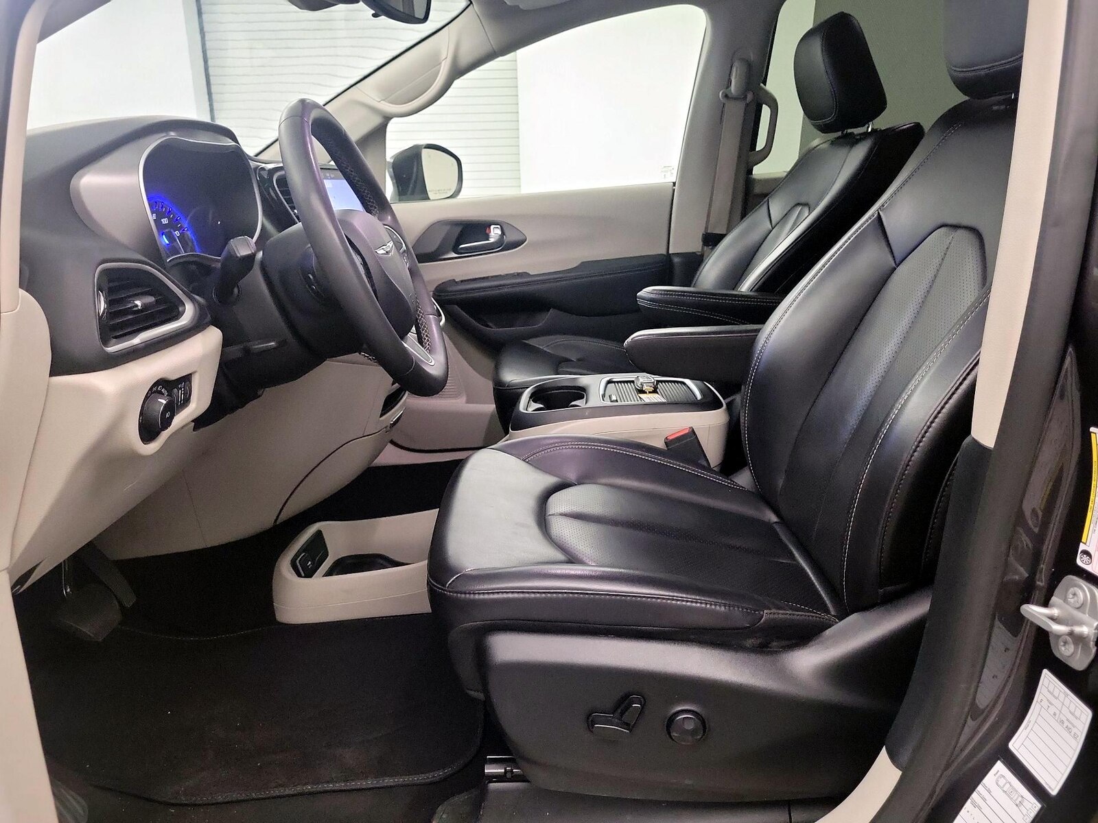 2023 Chrysler Pacifica Touring L - Photo 10