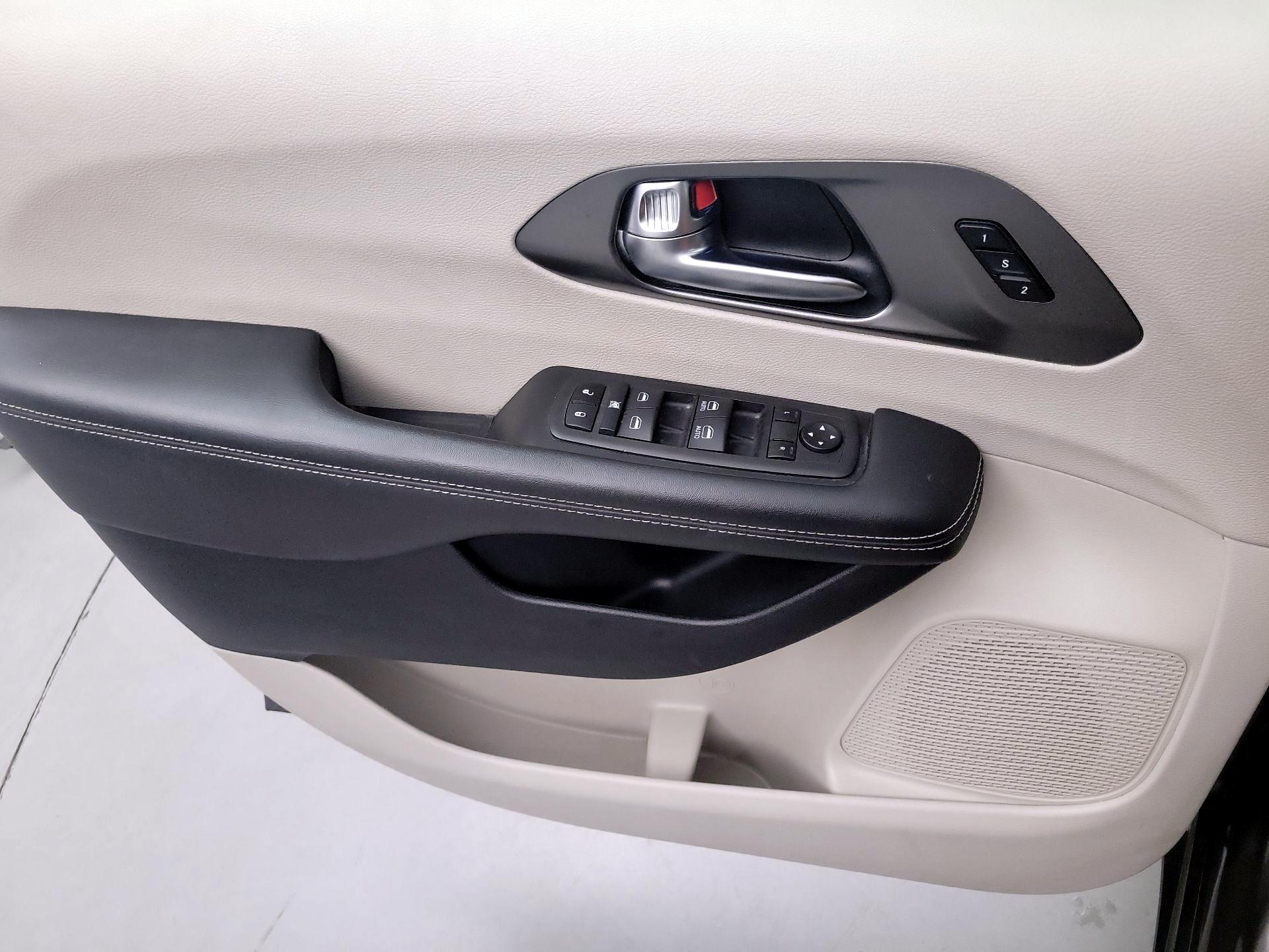 Thumbnail: 2023 Chrysler Pacifica - 10