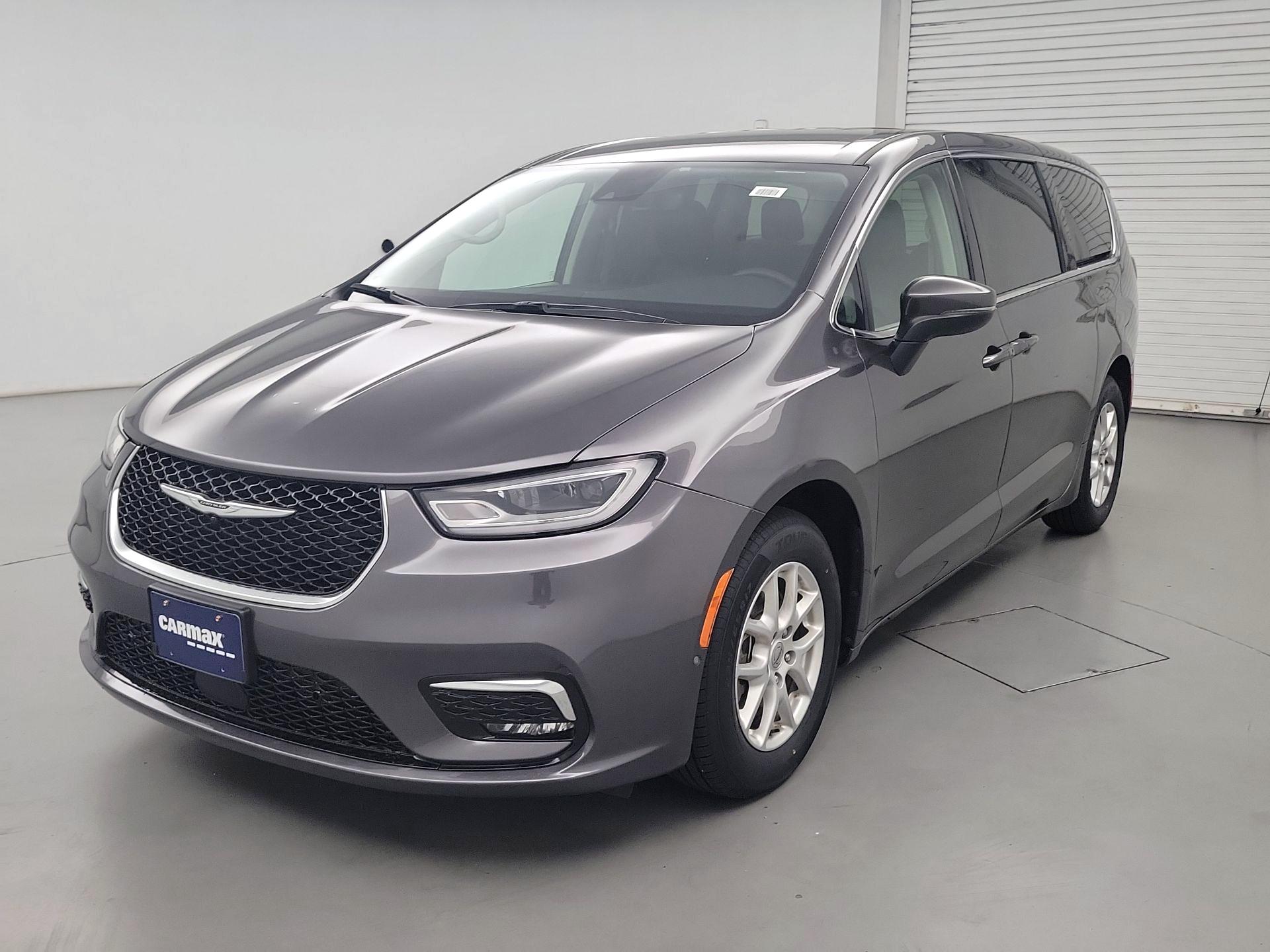 Thumbnail: 2023 Chrysler Pacifica - 3